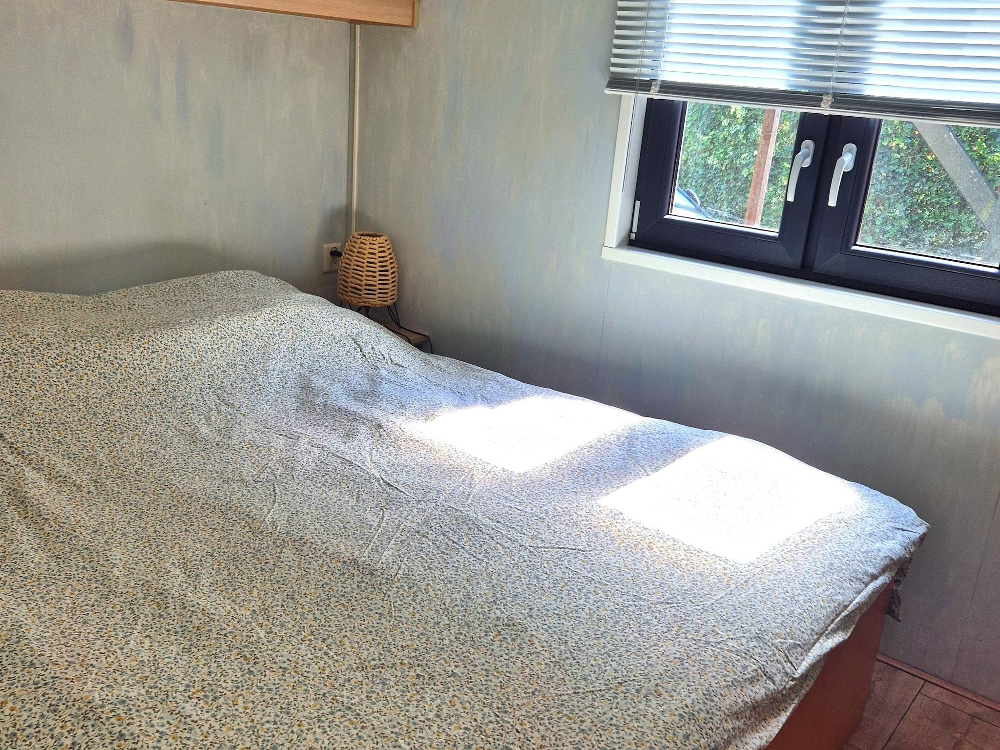Een slaapkamer van Knus chalet In een rustige omgeving met vijver in Stegeren
