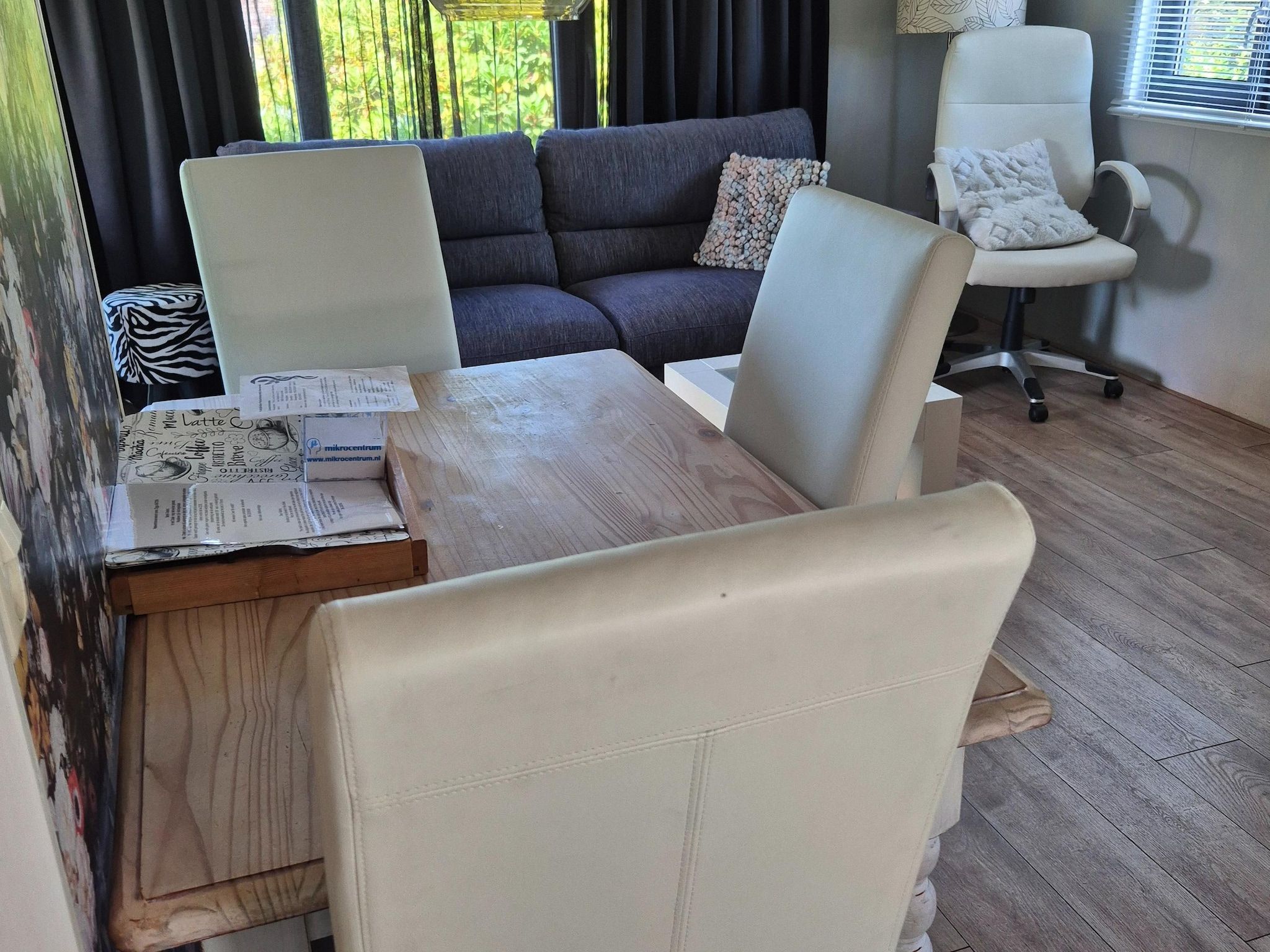 De eetkamer van Knus chalet In een rustige omgeving met vijver in Stegeren