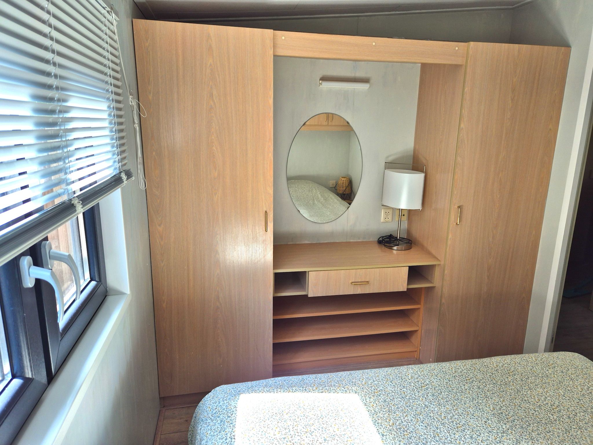 Een slaapkamer van Knus chalet In een rustige omgeving met vijver in Stegeren