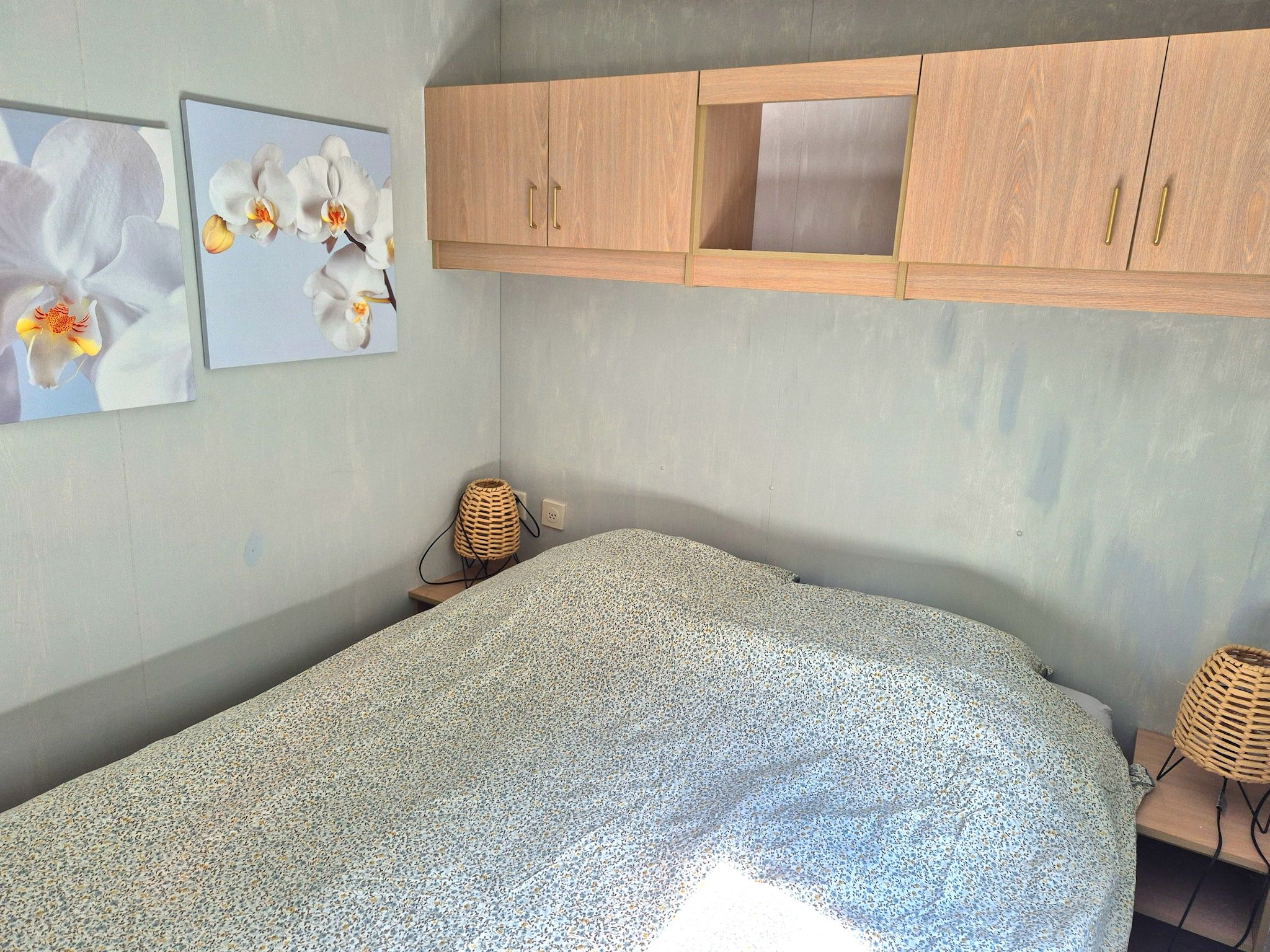 Een slaapkamer van Knus chalet In een rustige omgeving met vijver in Stegeren