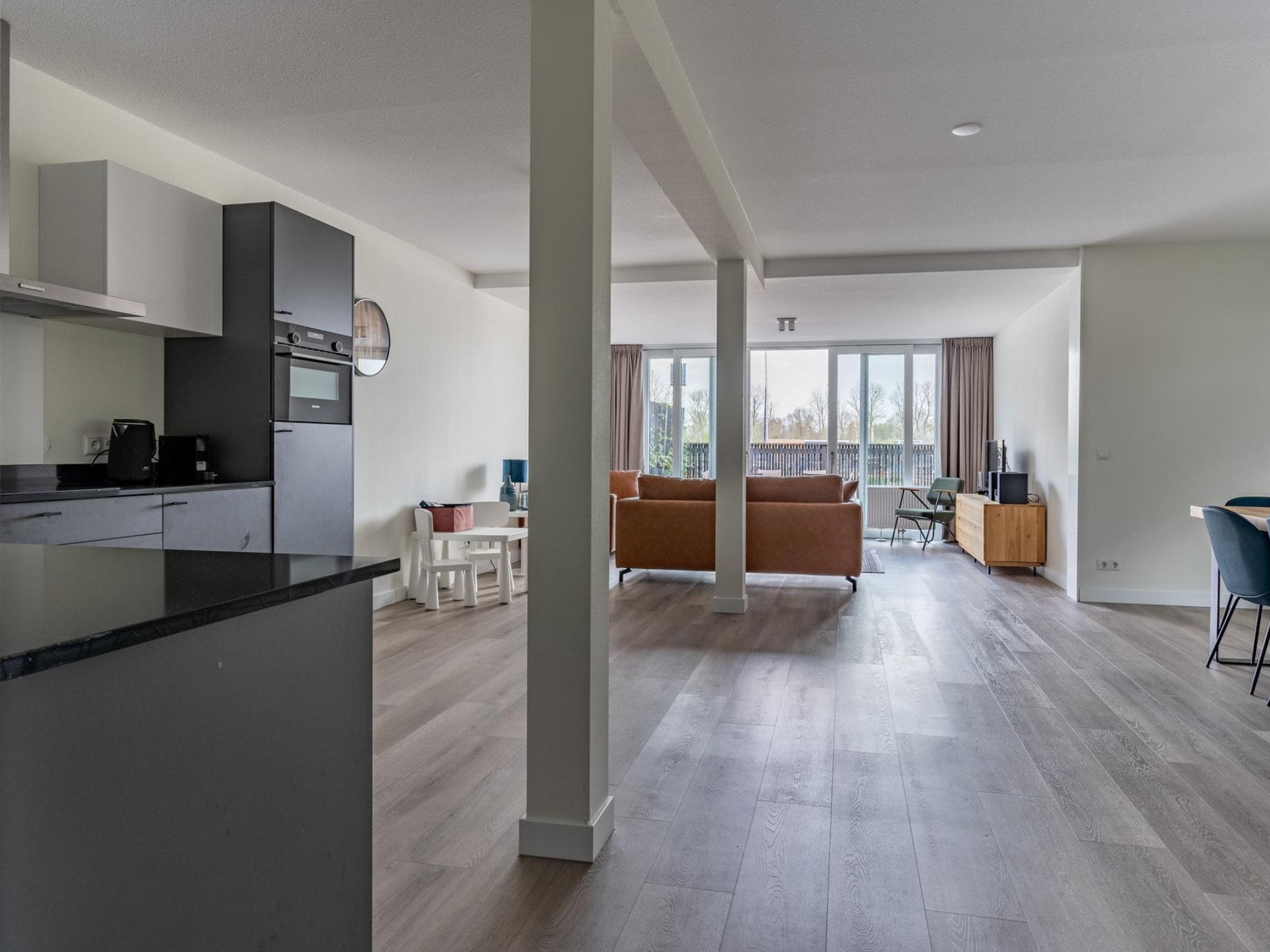 De woonkamer van Appartement - Paviljoenwei 4  Sneek Offingawier 'Havenzicht' in Sneek