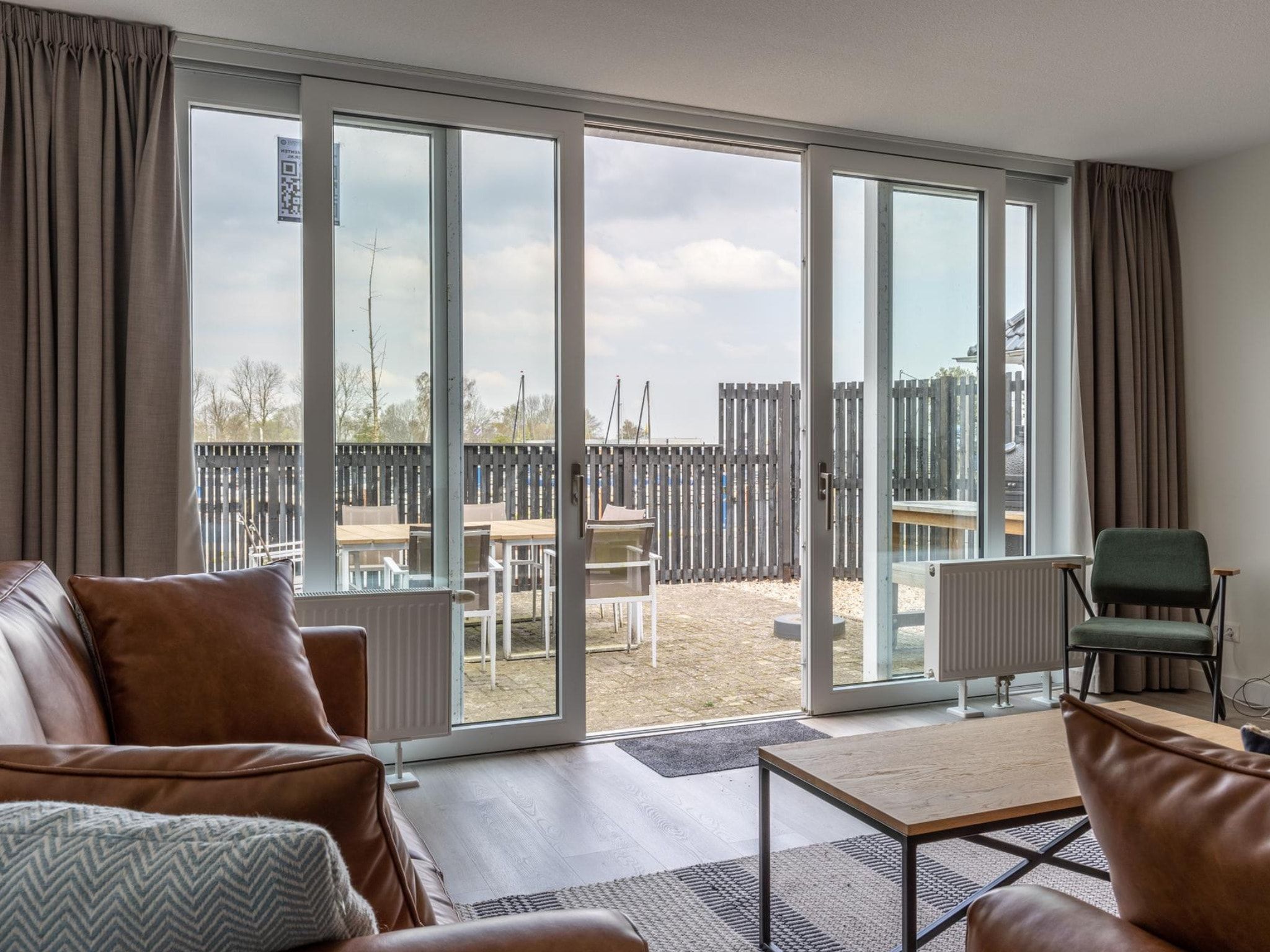 De woonkamer van Appartement - Paviljoenwei 4  Sneek Offingawier 'Havenzicht' in Sneek