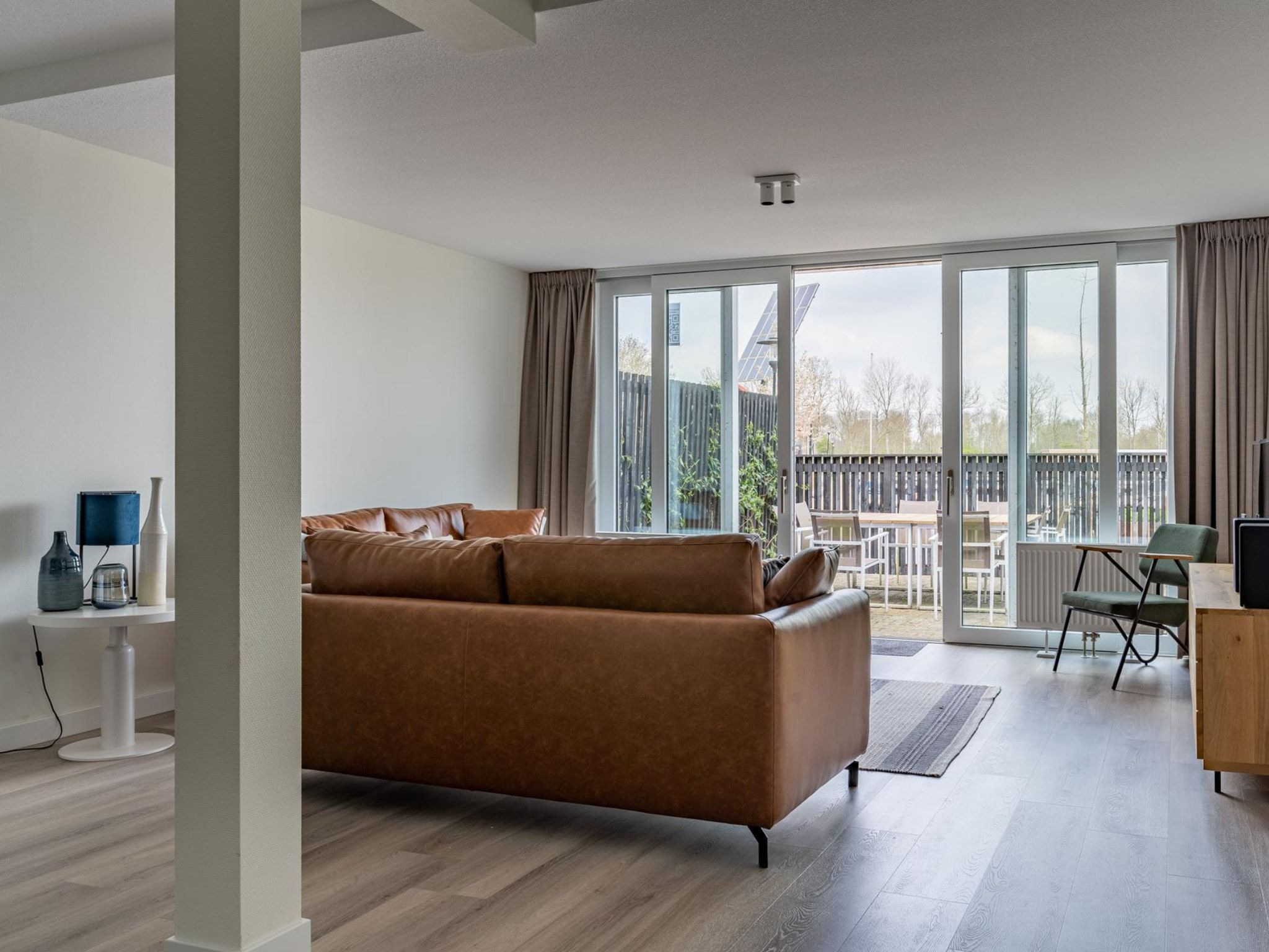 De woonkamer van Appartement - Paviljoenwei 4  Sneek Offingawier 'Havenzicht' in Sneek