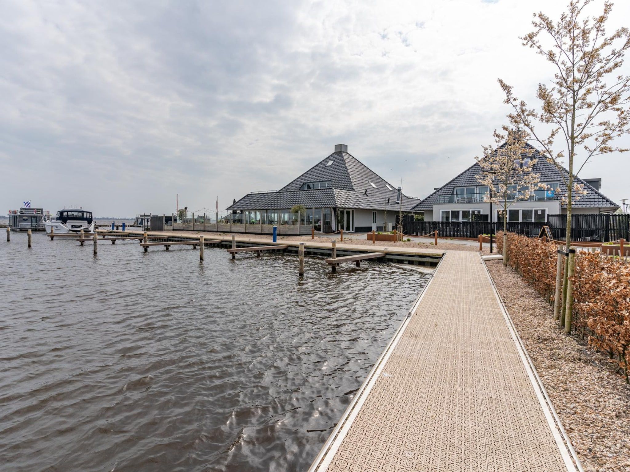 De buitenkant van Appartement - Paviljoenwei 4  Sneek Offingawier 'Havenzicht' in Sneek