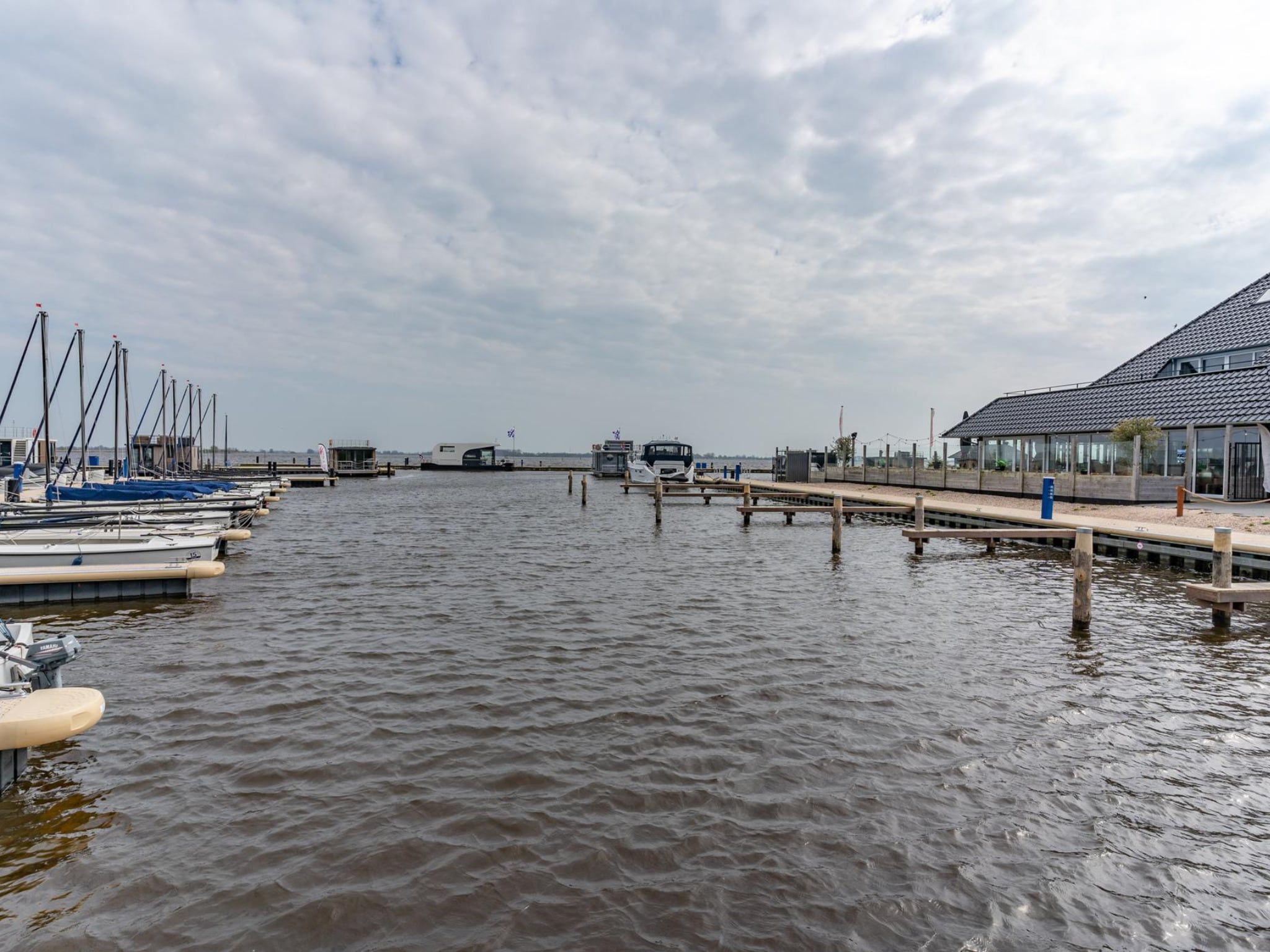 Het uitzicht vanaf Appartement - Paviljoenwei 4  Sneek Offingawier 'Havenzicht' in Sneek