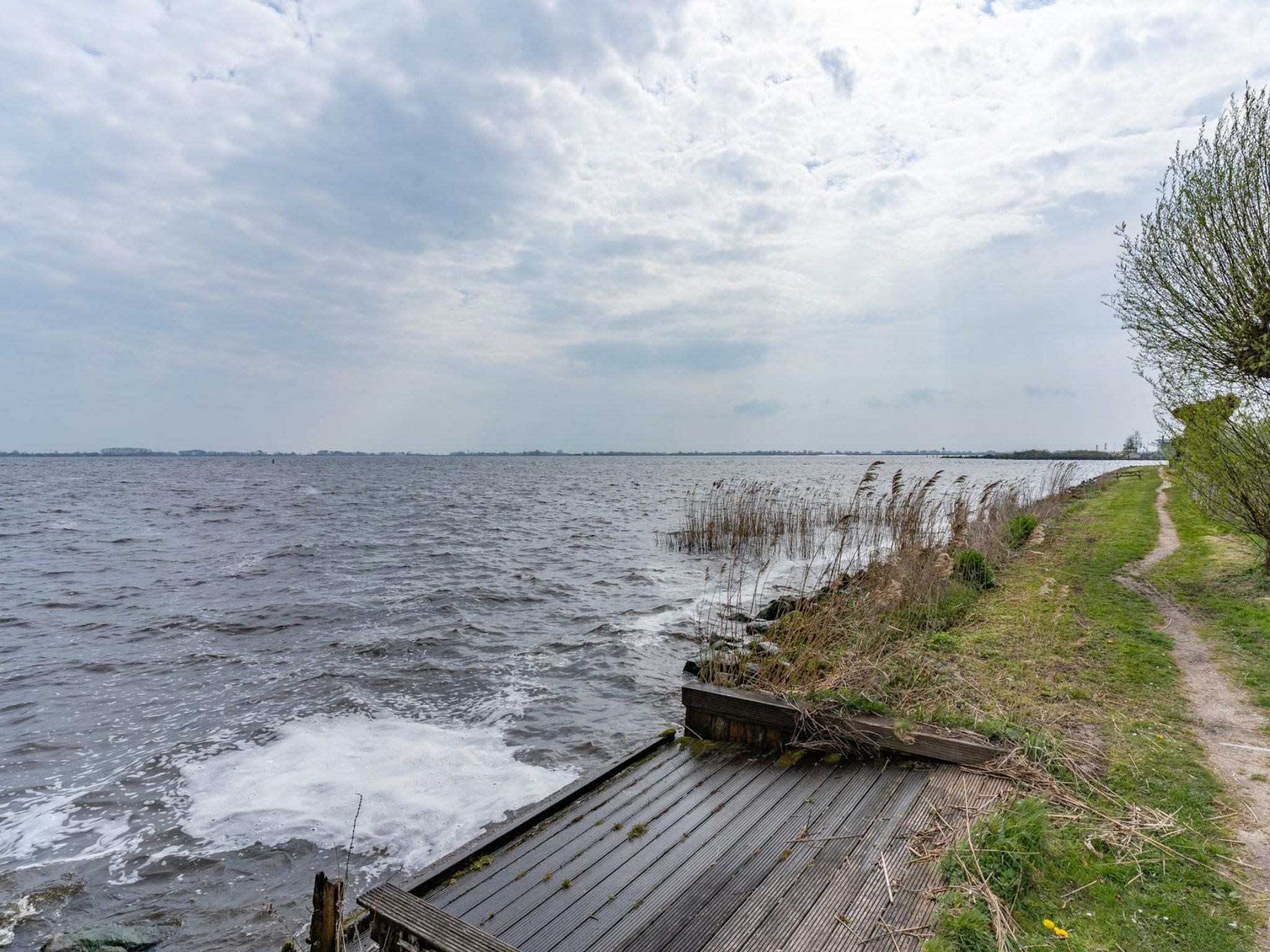 Het uitzicht vanaf Appartement - Paviljoenwei 4  Sneek Offingawier 'Havenzicht' in Sneek