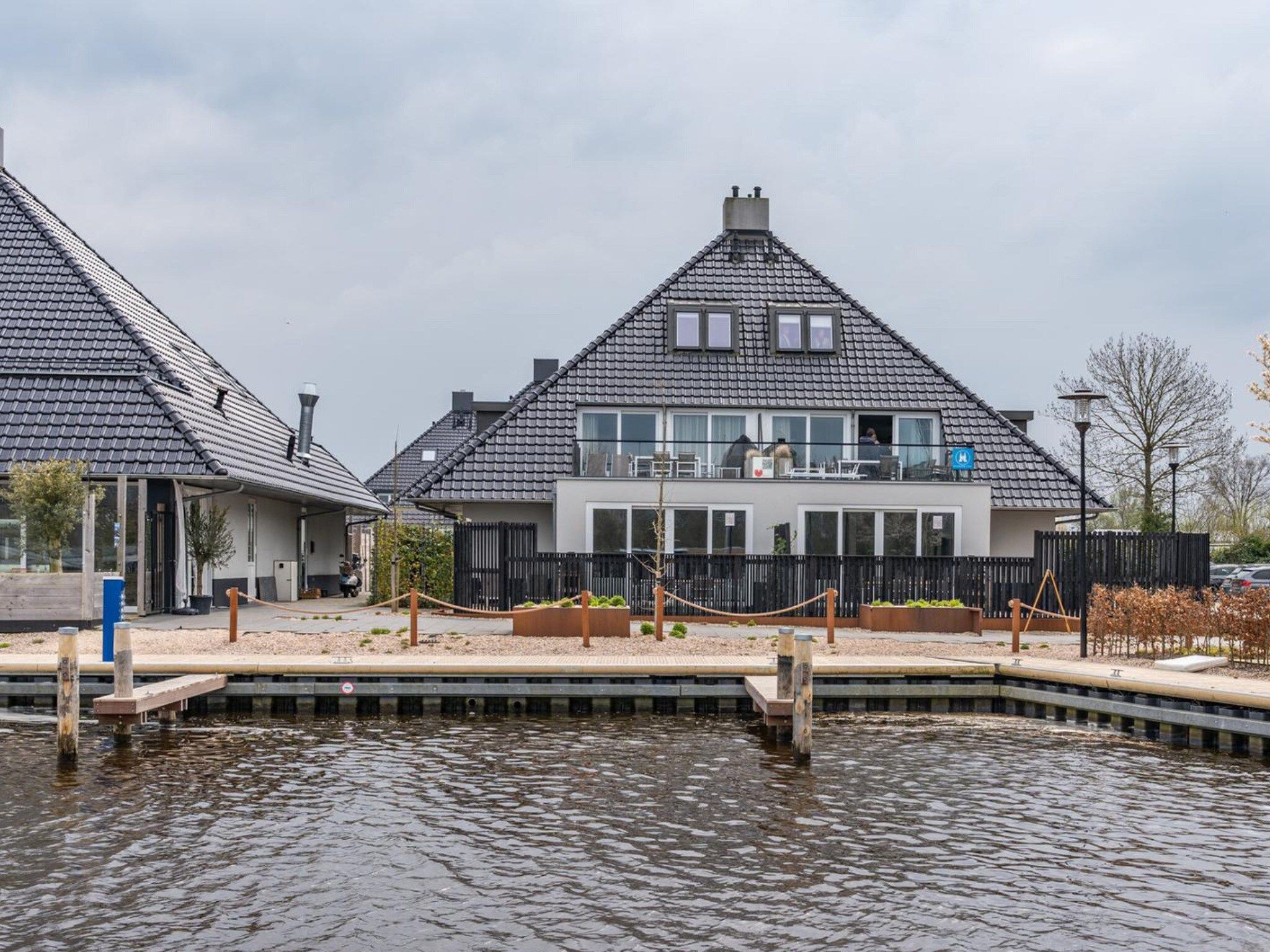 De buitenkant van Appartement - Paviljoenwei 4  Sneek Offingawier 'Havenzicht' in Sneek