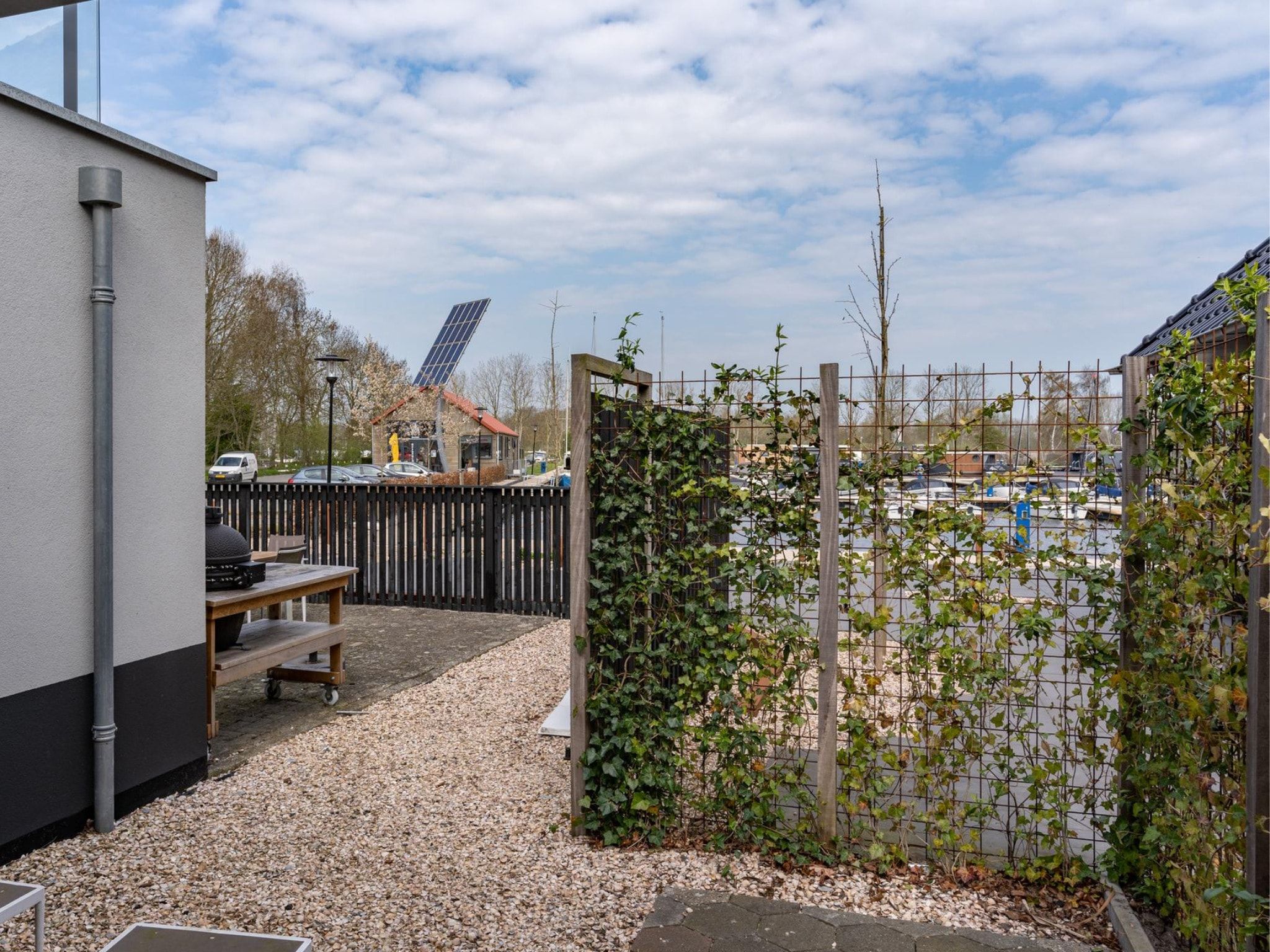 De tuin van Appartement - Paviljoenwei 4  Sneek Offingawier 'Havenzicht' in Sneek