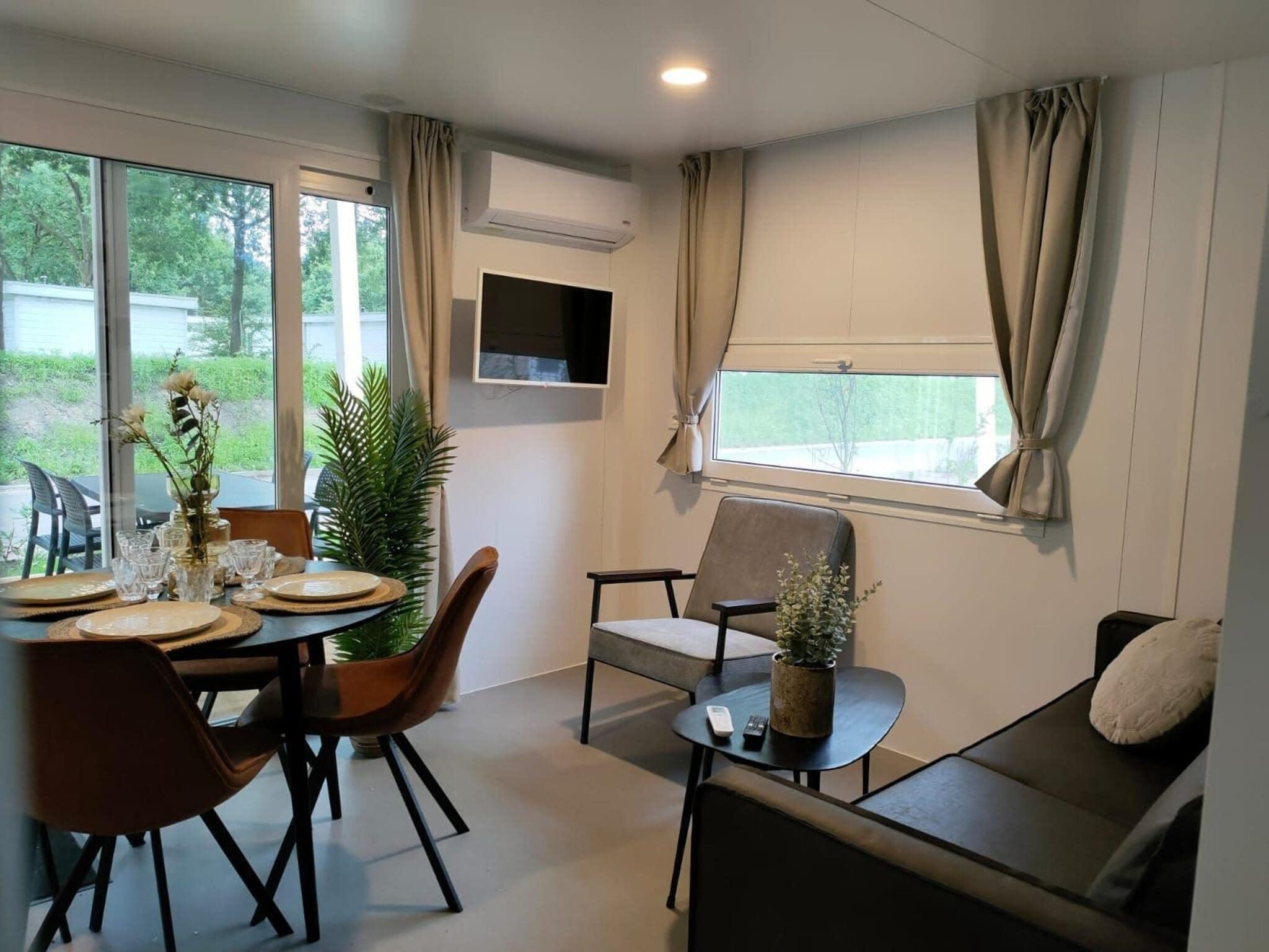 De woonkamer van Tiny Cottage 22 in Kaatsheuvel