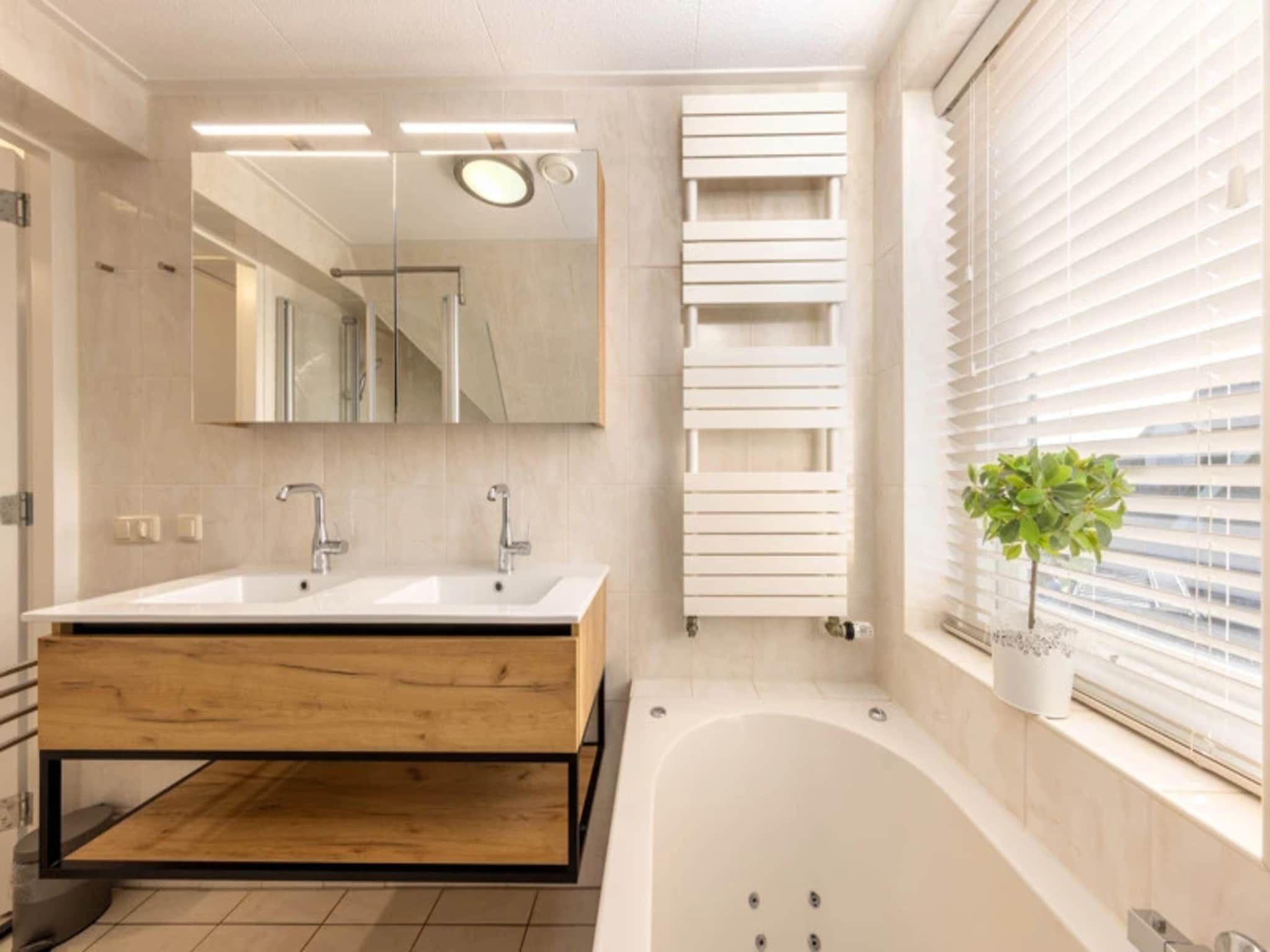 De badkamer van Vakantiepark Duynzicht 2 in Julianadorp aan zee