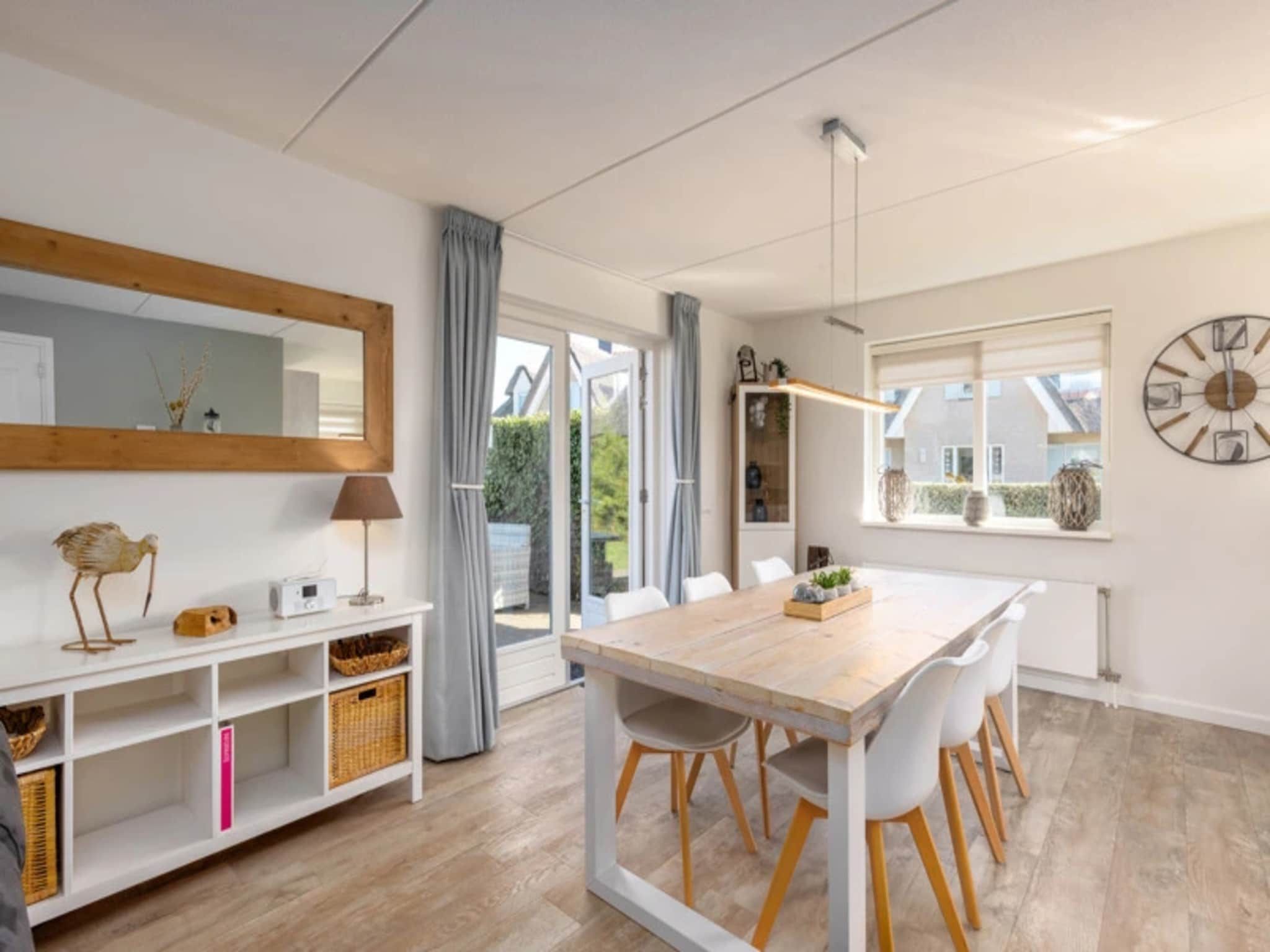 De eetkamer van Vakantiepark Duynzicht 2 in Julianadorp aan zee