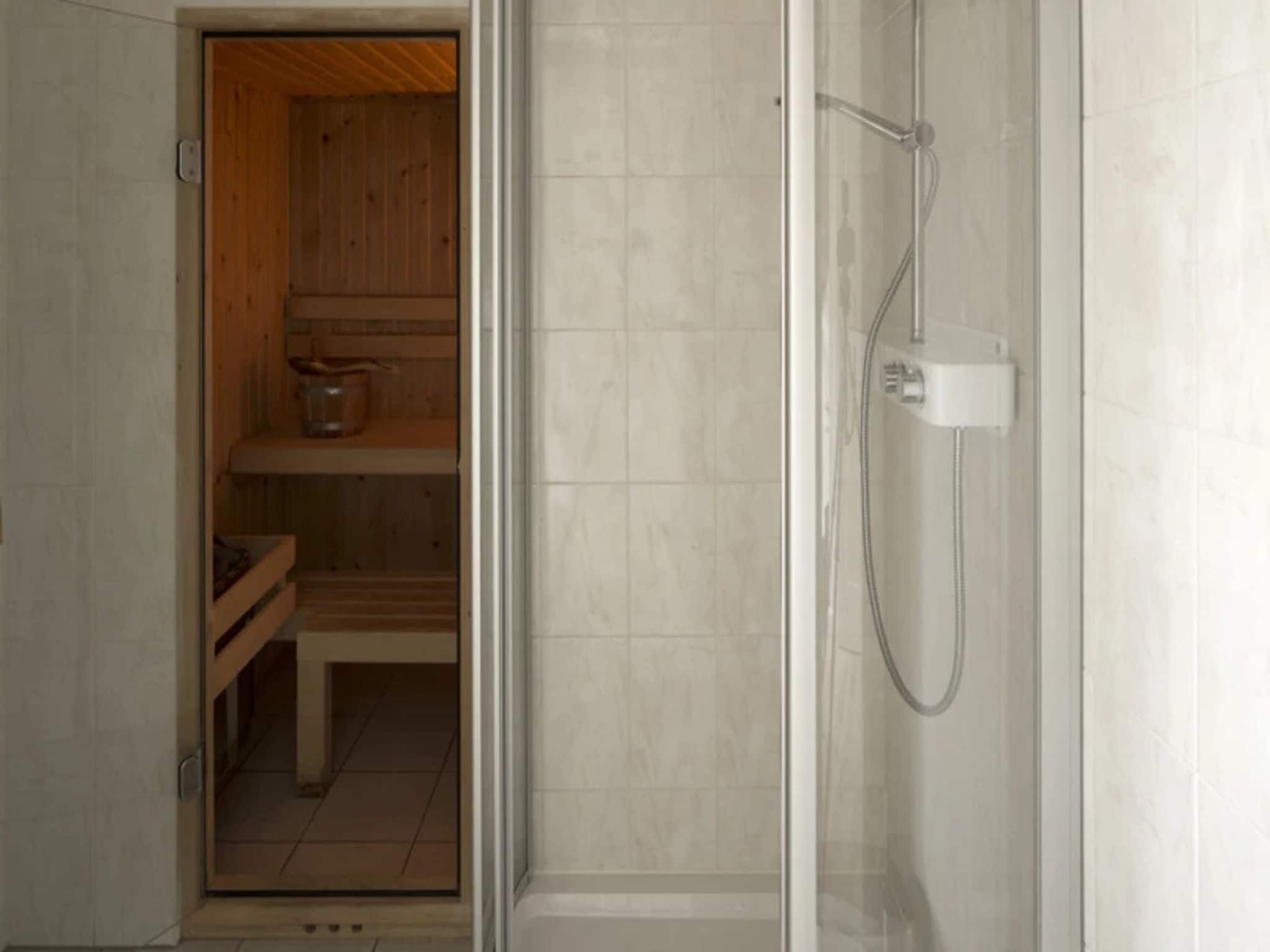 De badkamer van Vakantiepark Duynzicht 3 in Julianadorp aan zee