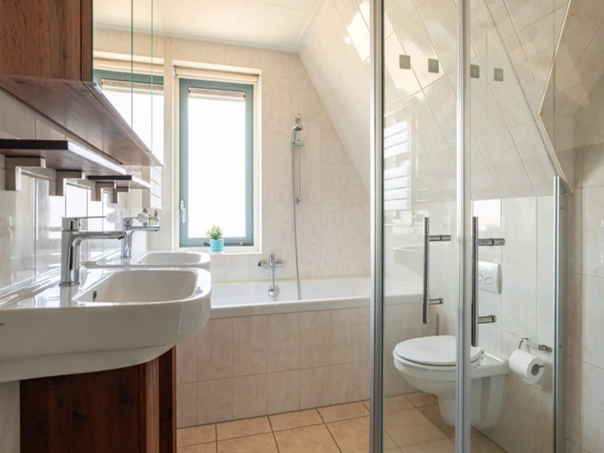 De badkamer van Vakantiepark Duynzicht 3 in Julianadorp aan zee