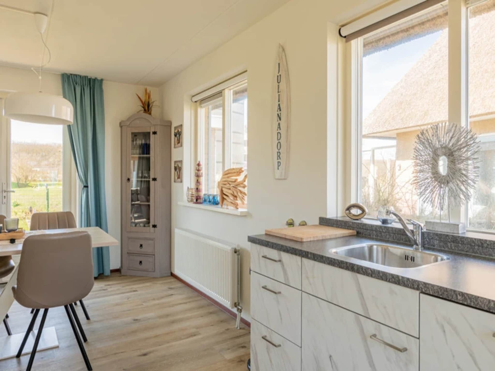 De keuken van Vakantiepark Duynzicht 3 in Julianadorp aan zee