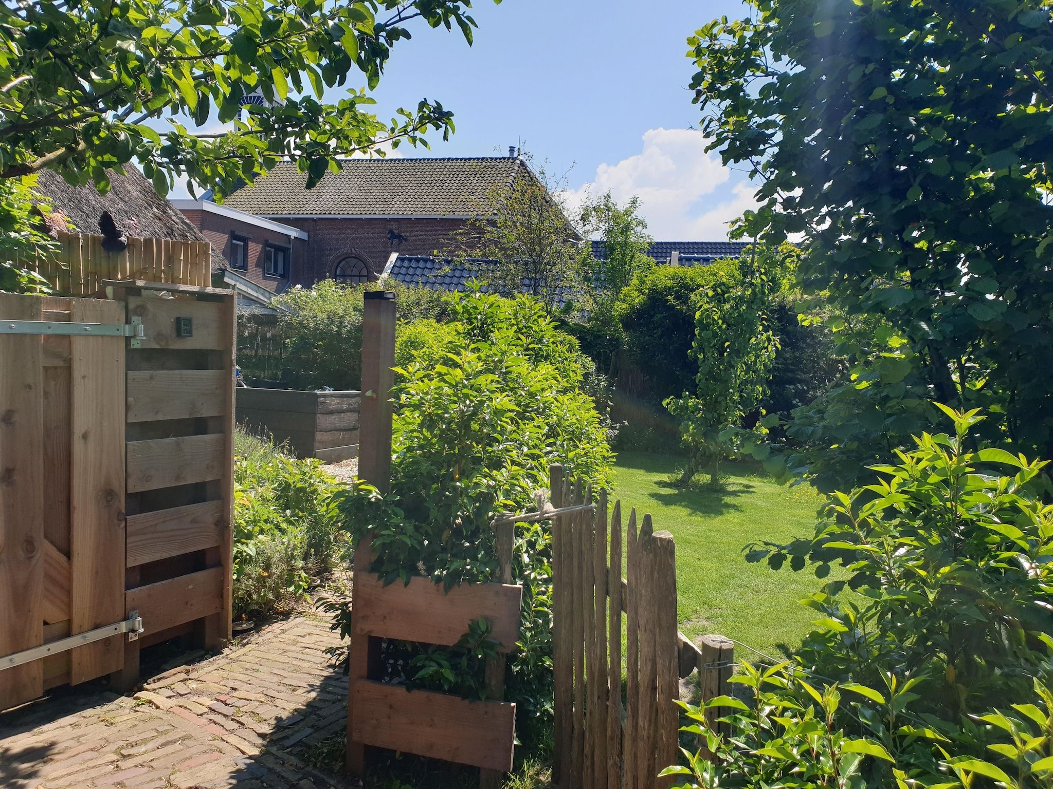 De tuin van 13-17 pax holiday home with separated apartments and gardens in Ternaard