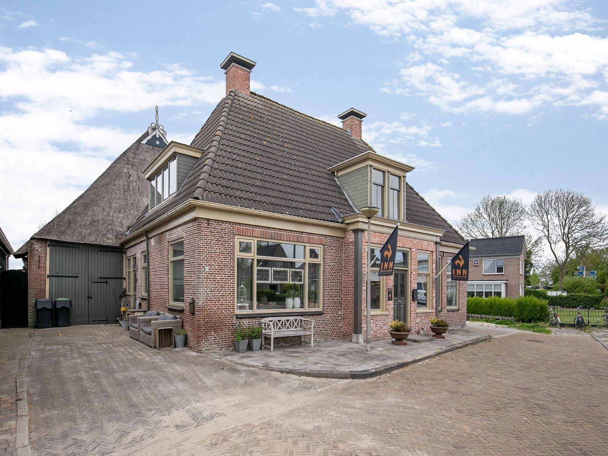 De buitenkant van 13-17 pax holiday home with separated apartments and gardens in Ternaard