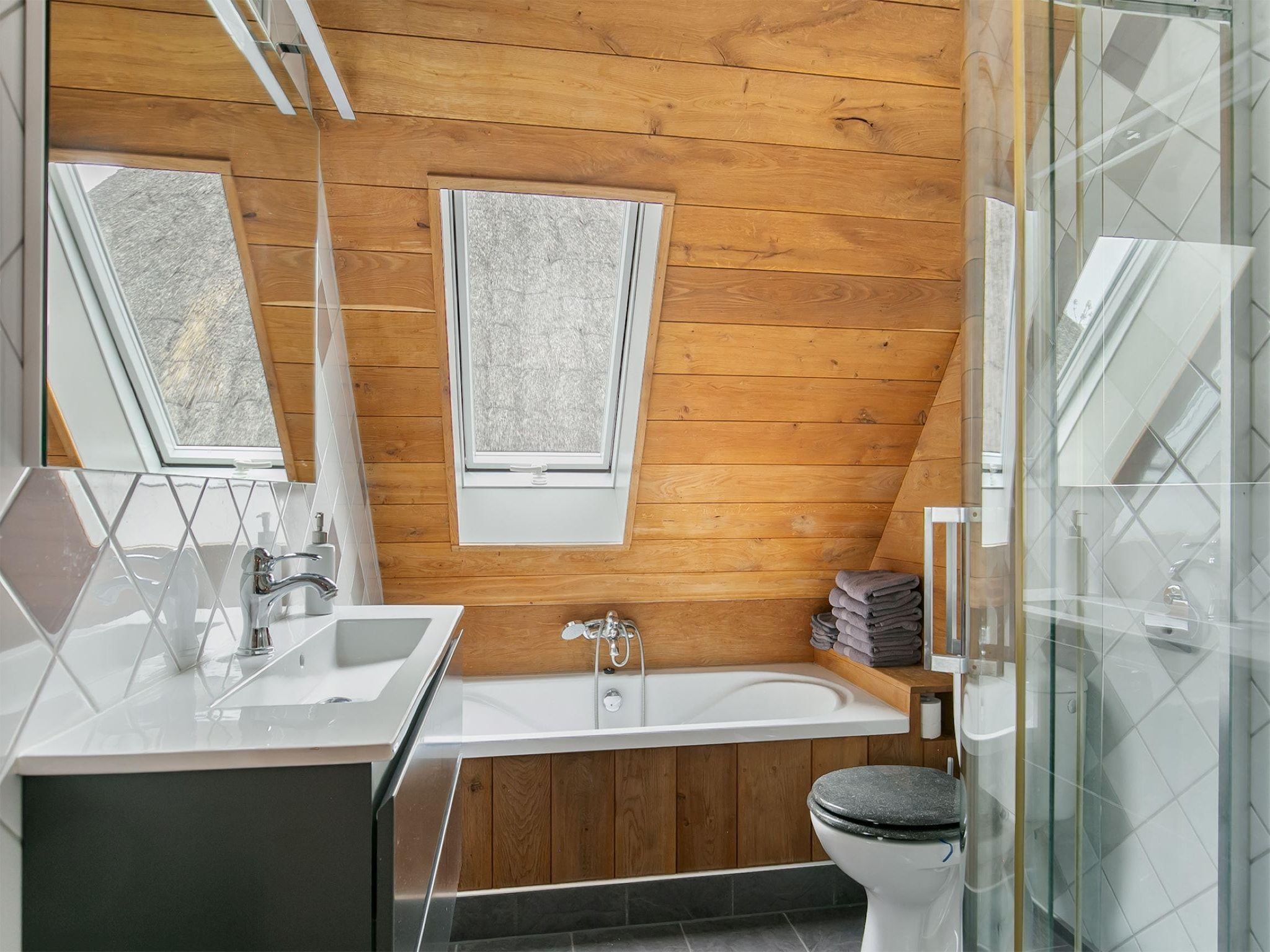 De badkamer van 13-17 pax holiday home with separated apartments and gardens in Ternaard