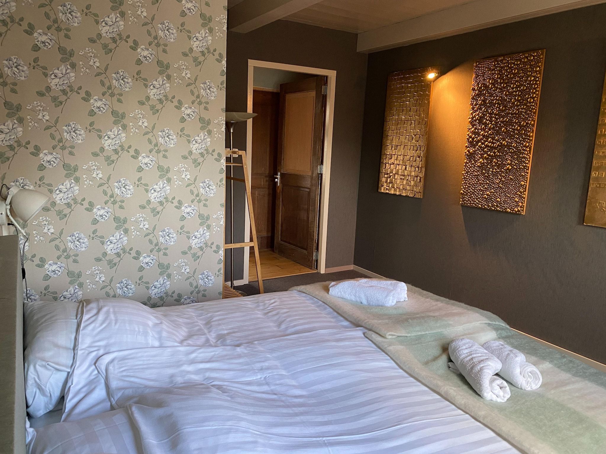 Een slaapkamer van 13-17 pax holiday home with separated apartments and gardens in Ternaard