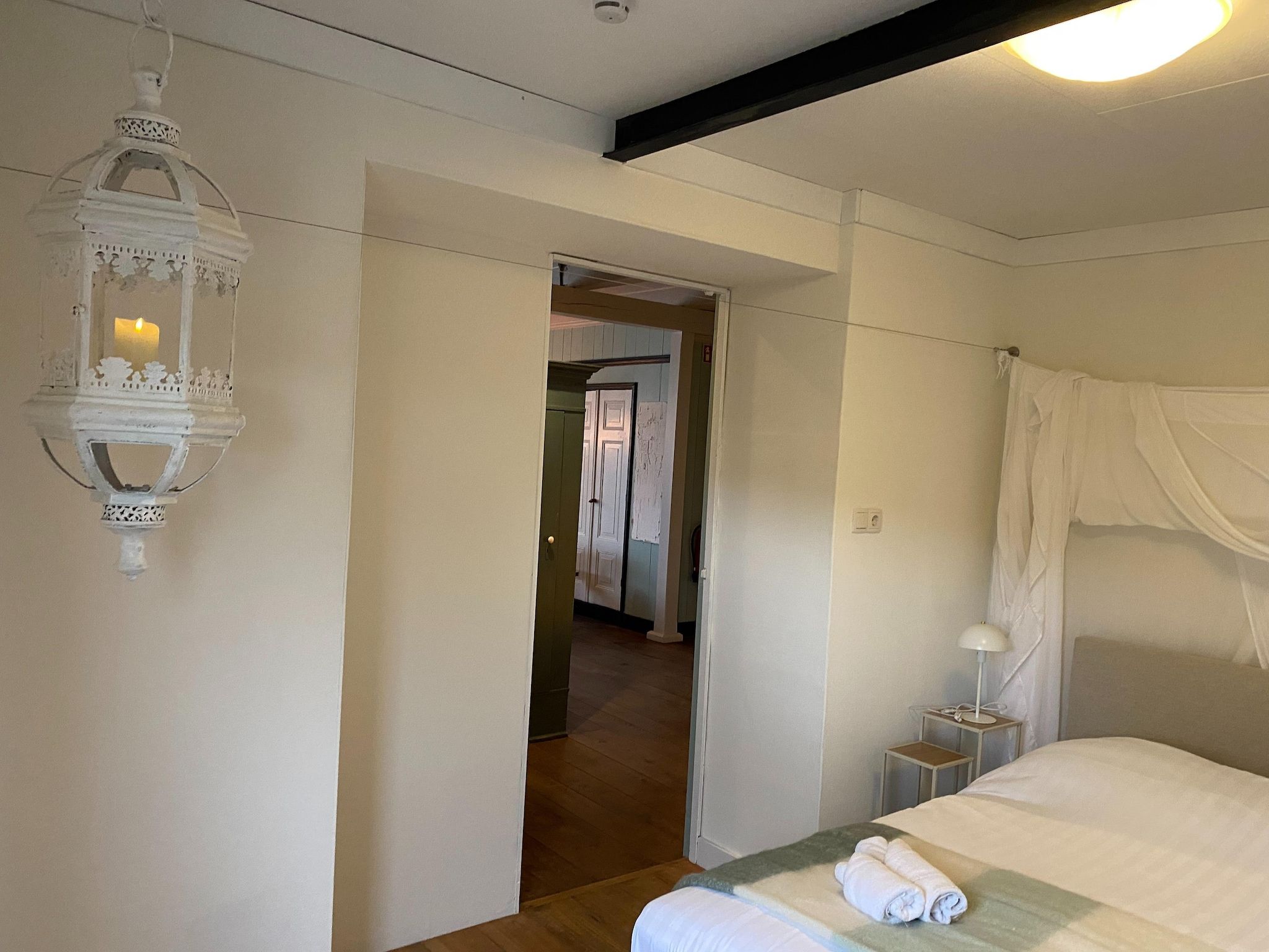 Een slaapkamer van 13-17 pax holiday home with separated apartments and gardens in Ternaard