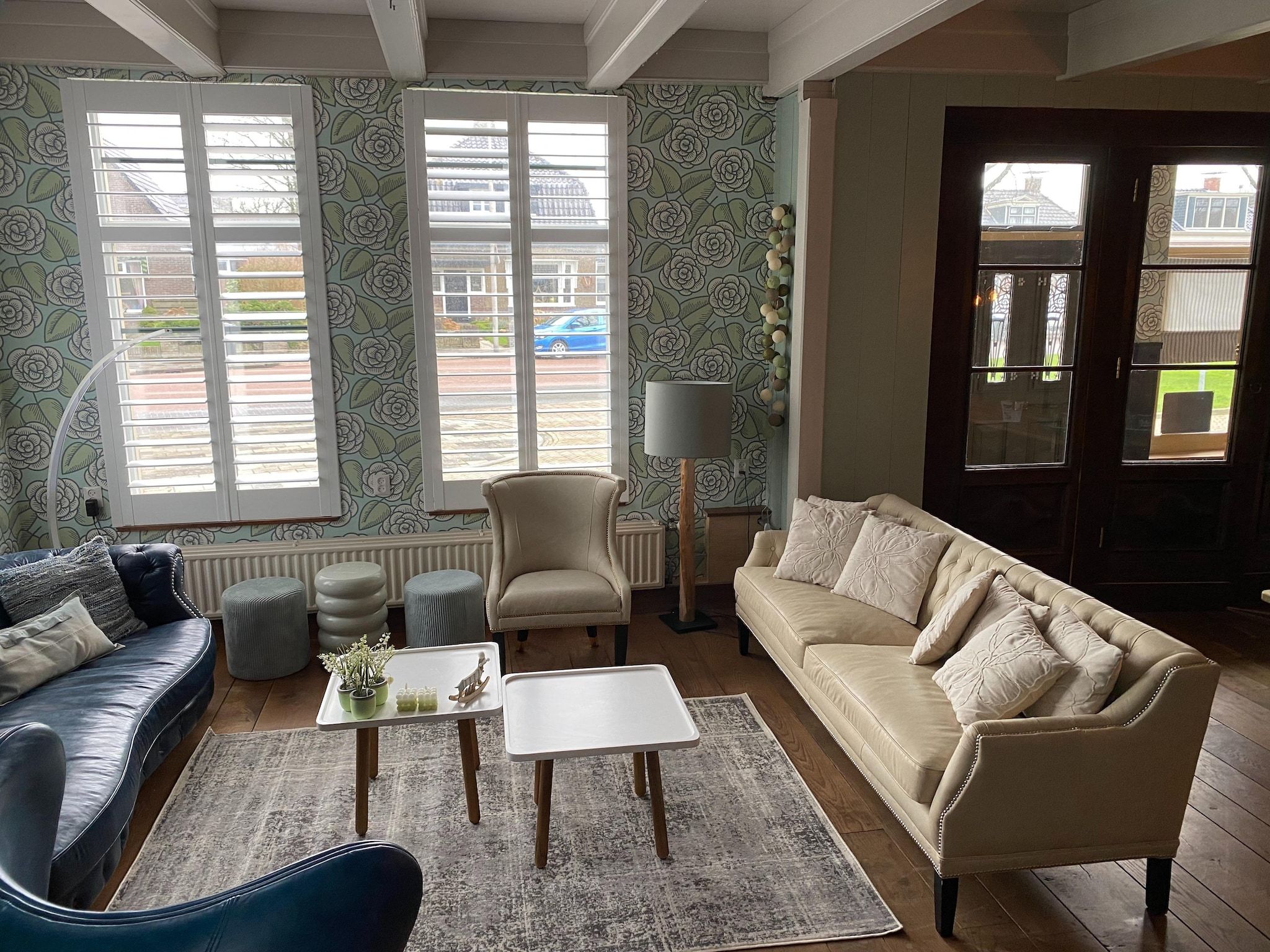 De eetkamer van 13-17 pax holiday home with separated apartments and gardens in Ternaard