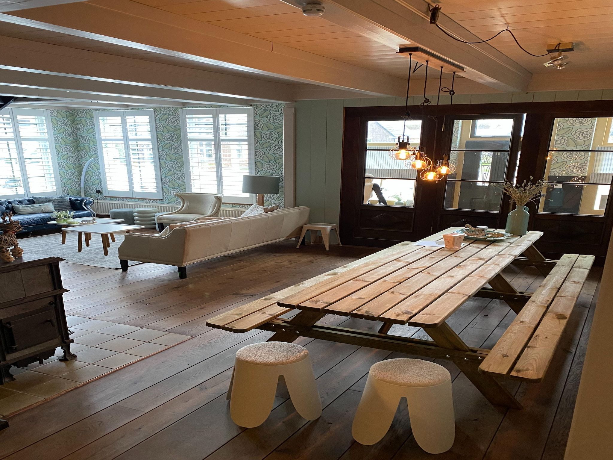 De woonkamer van 13-17 pax holiday home with separated apartments and gardens in Ternaard