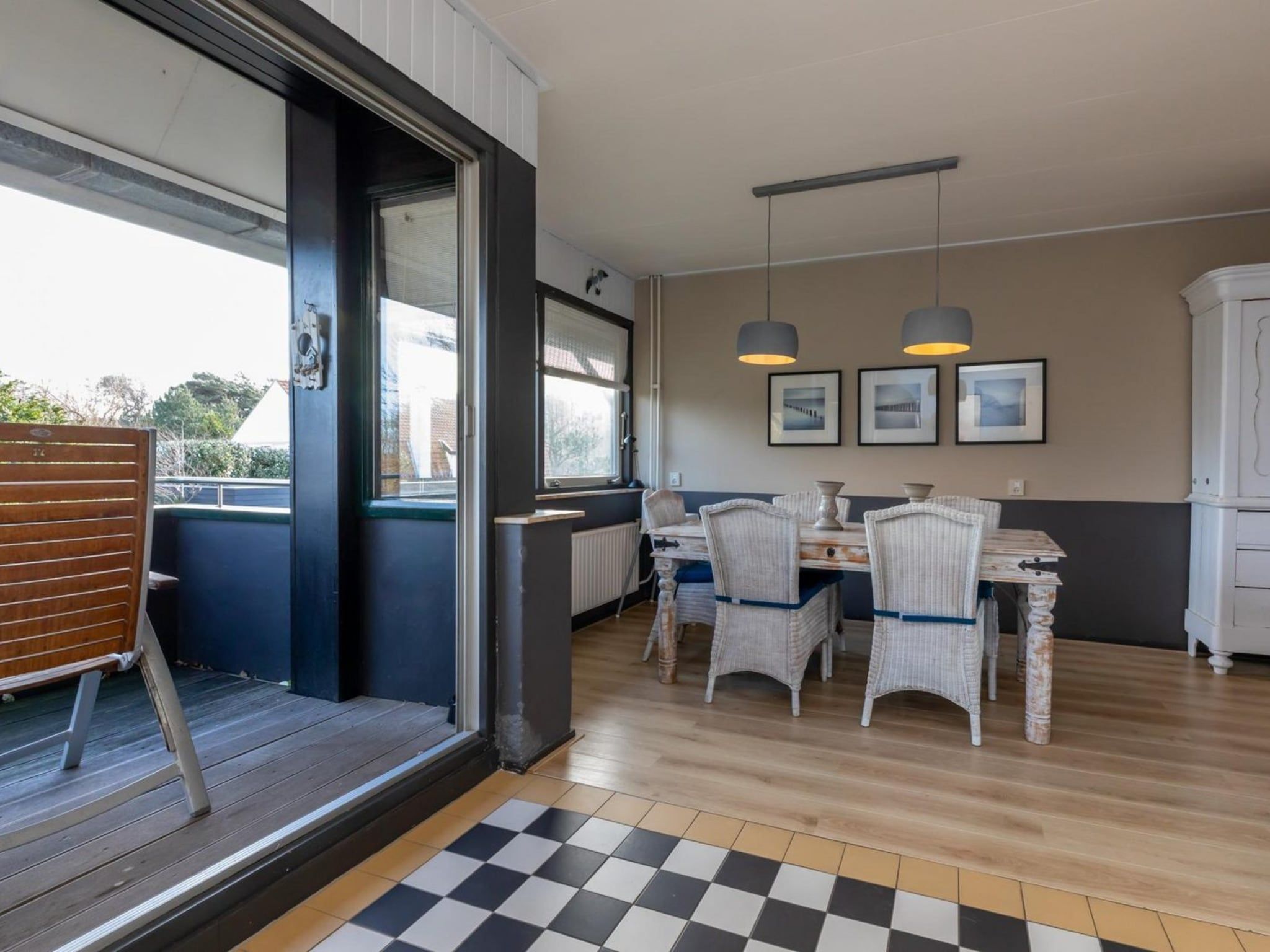 De woonkamer van Duinweg 117-14 in Zoutelande