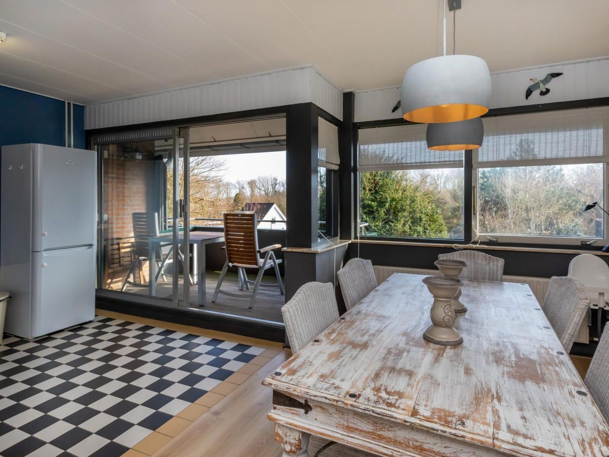 De eetkamer van Duinweg 117-14 in Zoutelande