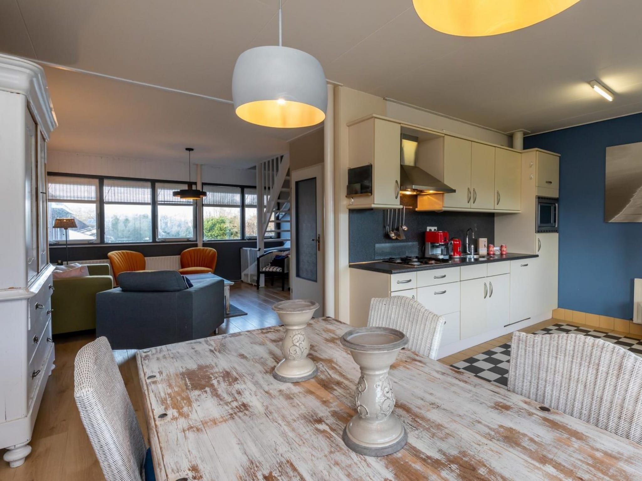 De eetkamer van Duinweg 117-14 in Zoutelande