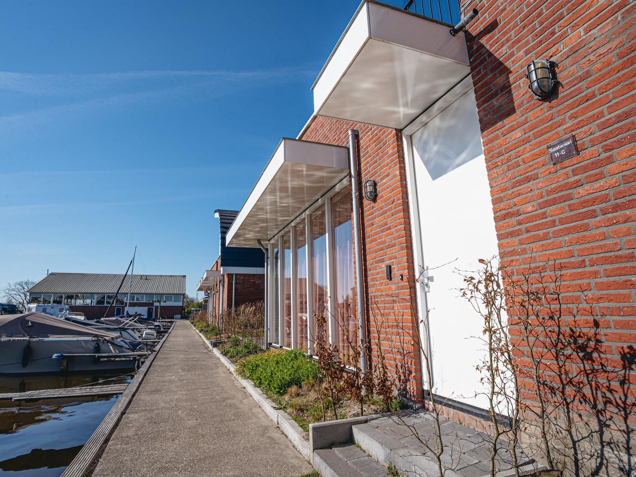 Het terras van Waterpark de Meerparel 14 in Uitgeest