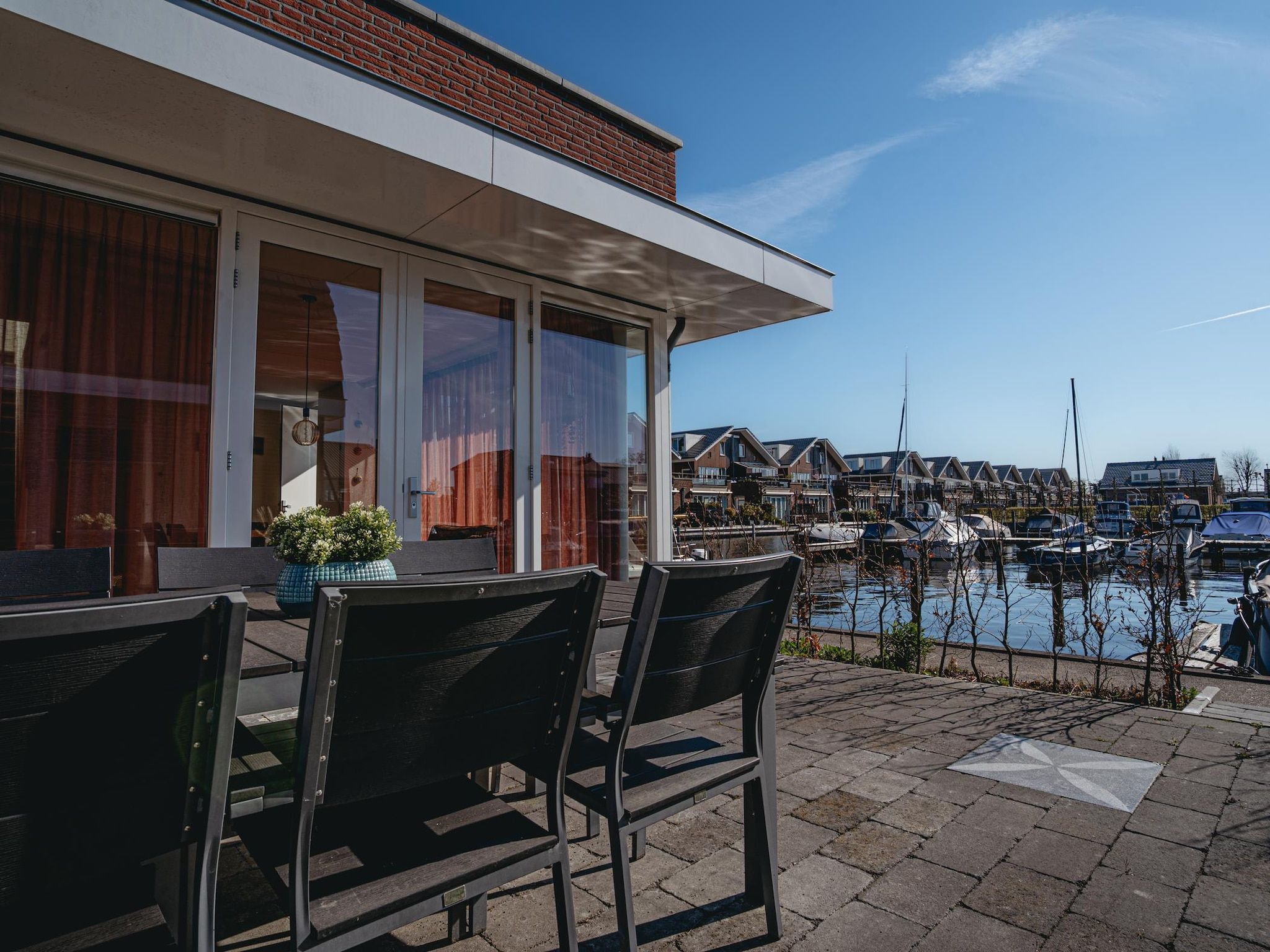 Het terras van Waterpark de Meerparel 14 in Uitgeest