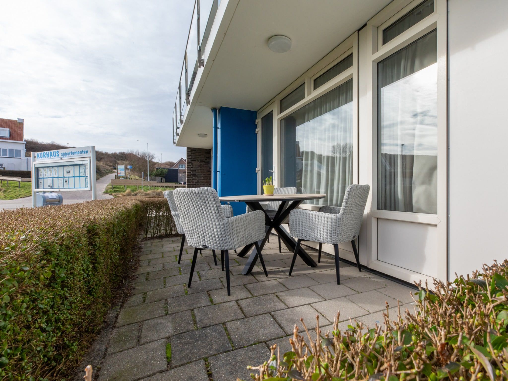 Het terras van Nieuwstraat 1  Zoutelande 'Kurhaus - 2 in Zoutelande
