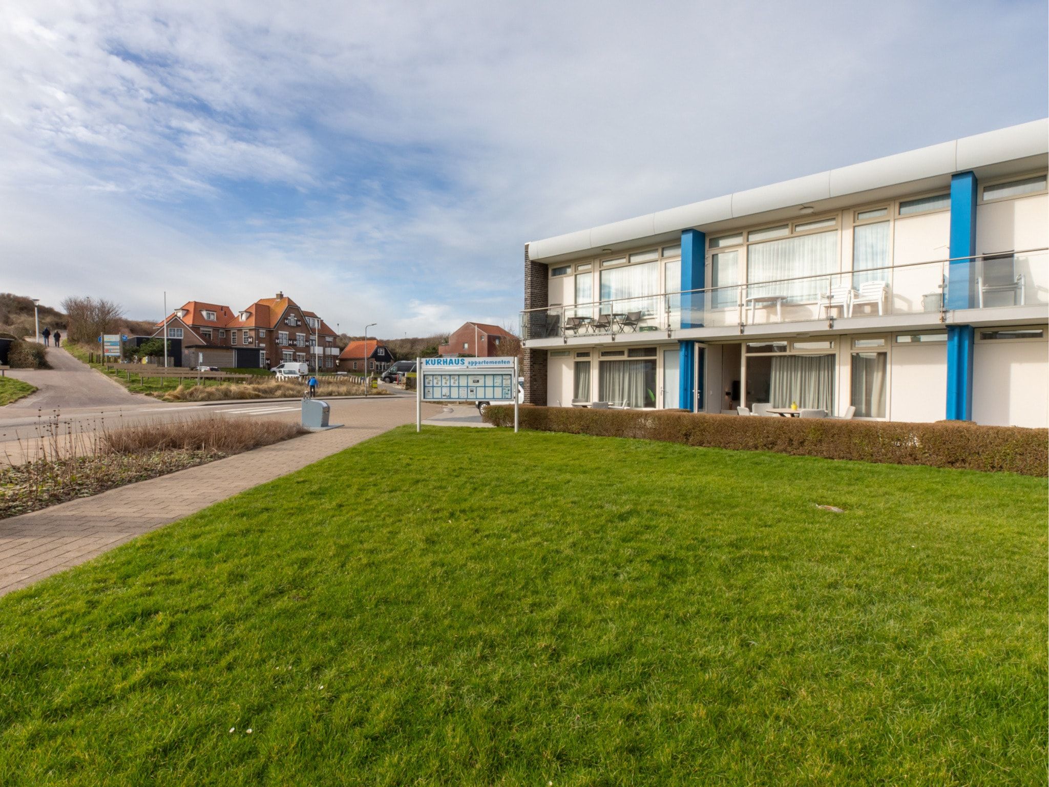 De buitenkant van Nieuwstraat 1  Zoutelande 'Kurhaus - 2 in Zoutelande