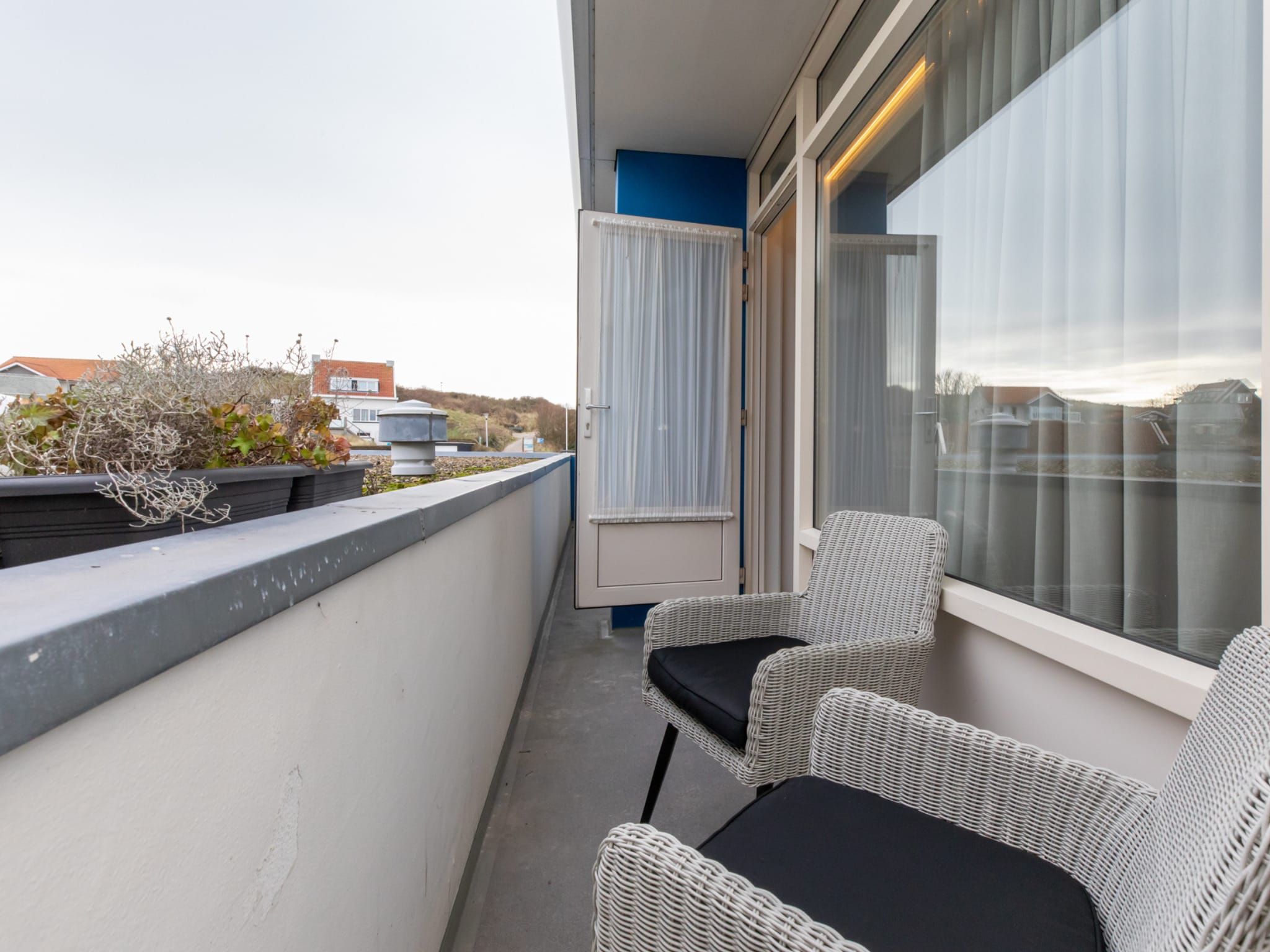 Het terras van Nieuwstraat 1  Zoutelande 'Kurhaus - 14 met sauna in Zoutelande