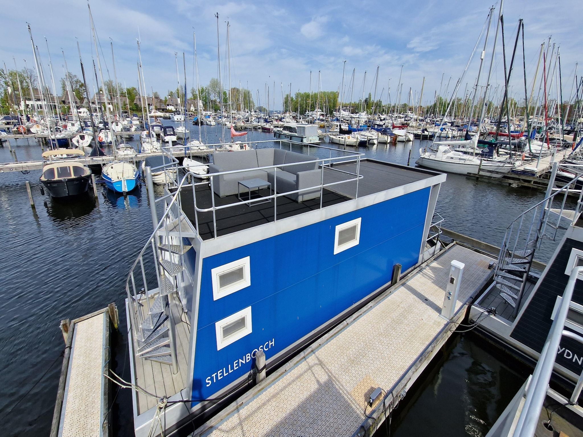 Het terras van Havenlodges Naarden 1 in Naarden
