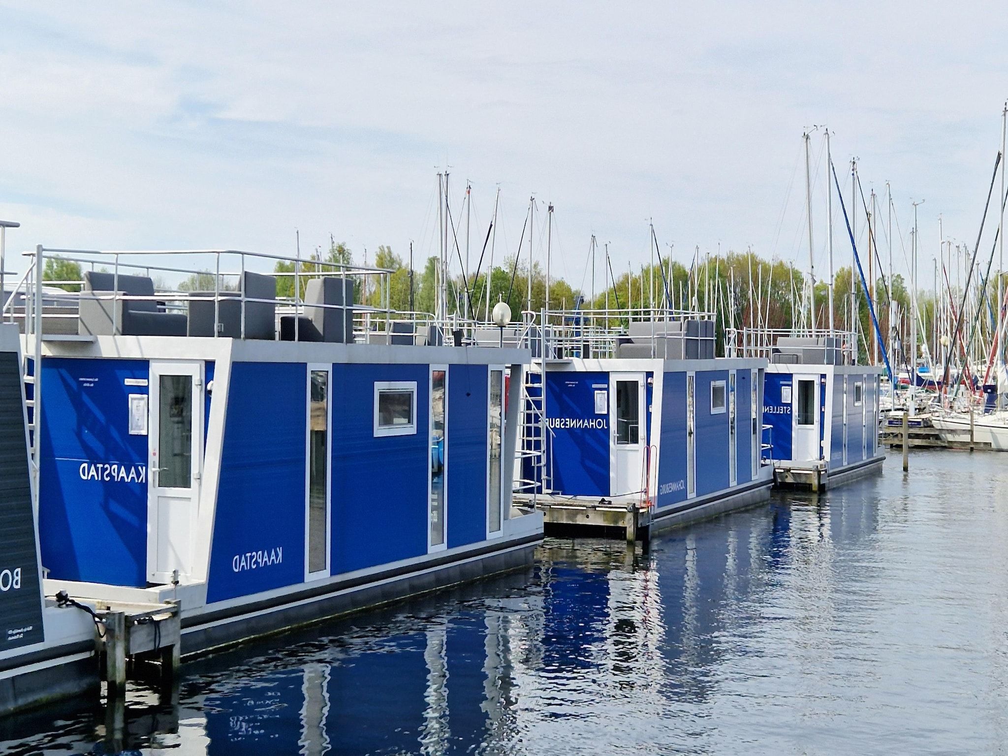 De buitenkant van Havenlodges Naarden 1 in Naarden