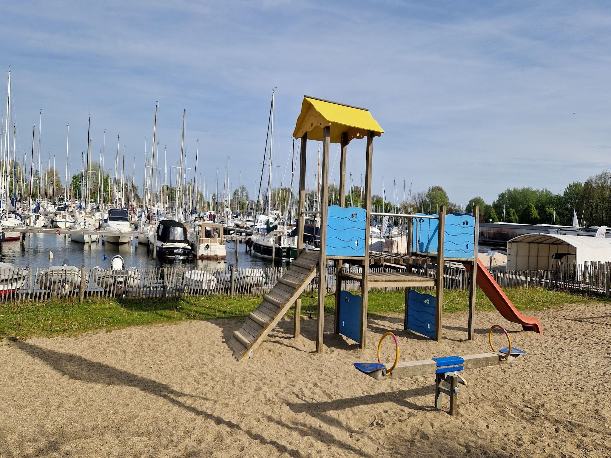 De tuin van Havenlodges Naarden 1 in Naarden