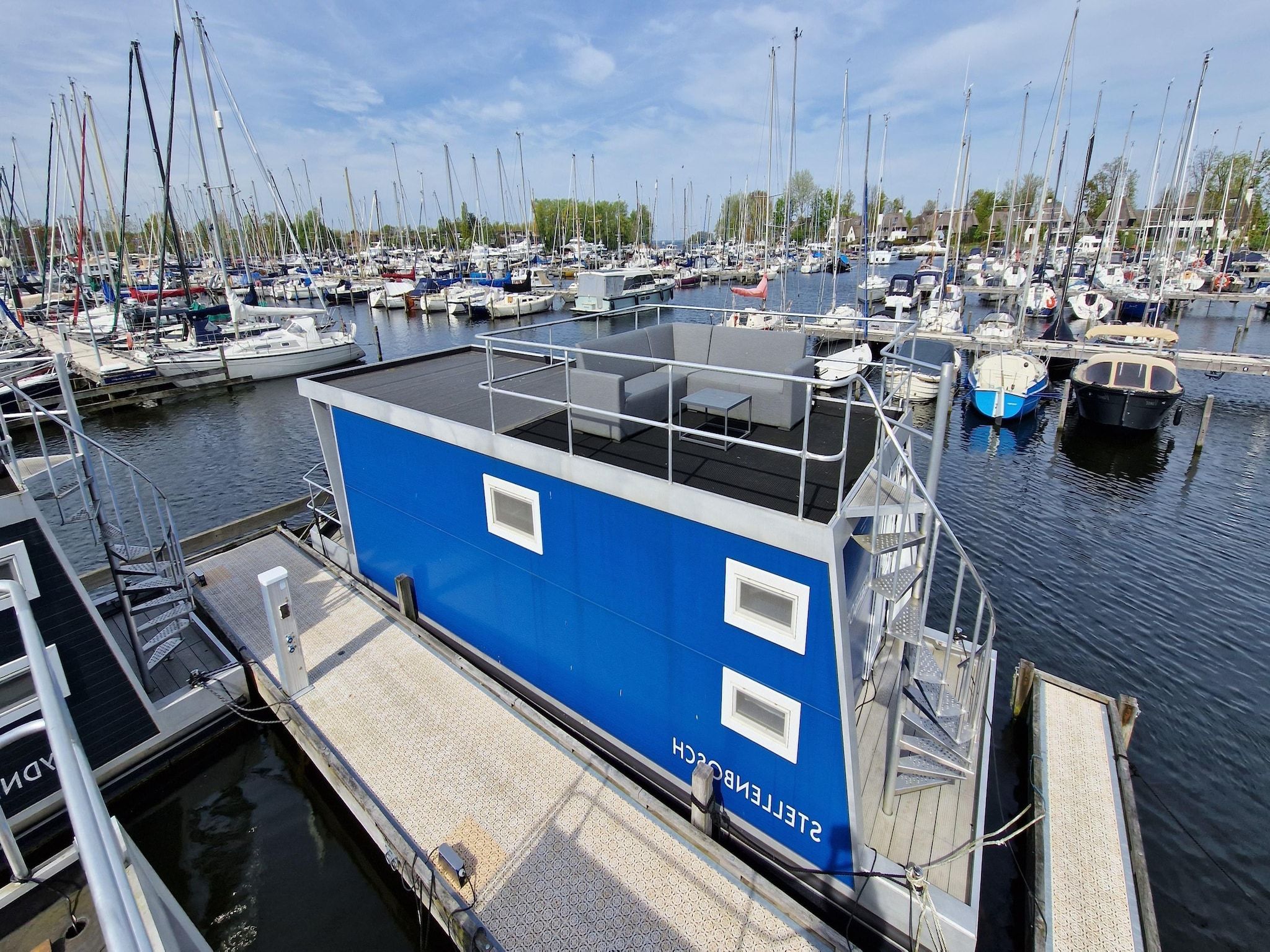 De buitenkant van Havenlodges Naarden 1 in Naarden