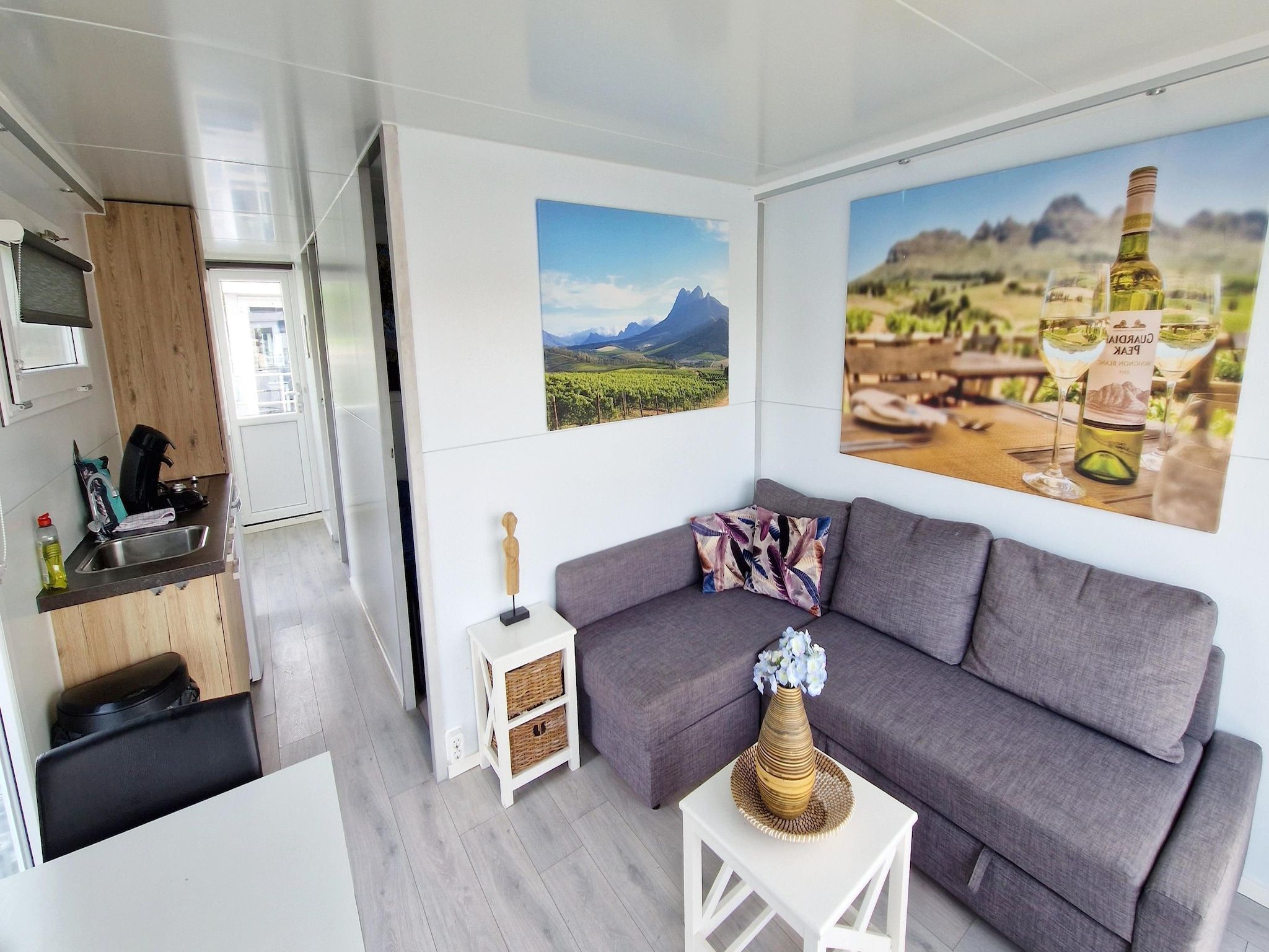 De woonkamer van Havenlodges Naarden 1 in Naarden