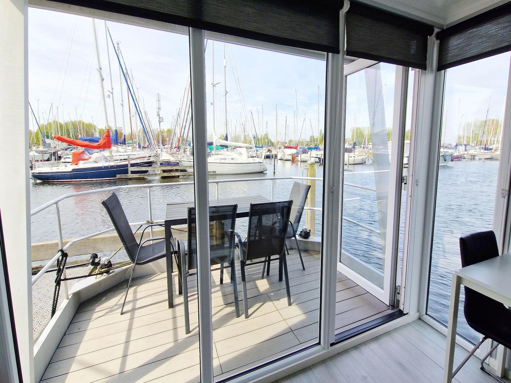 Het terras van Havenlodges Naarden 1 in Naarden