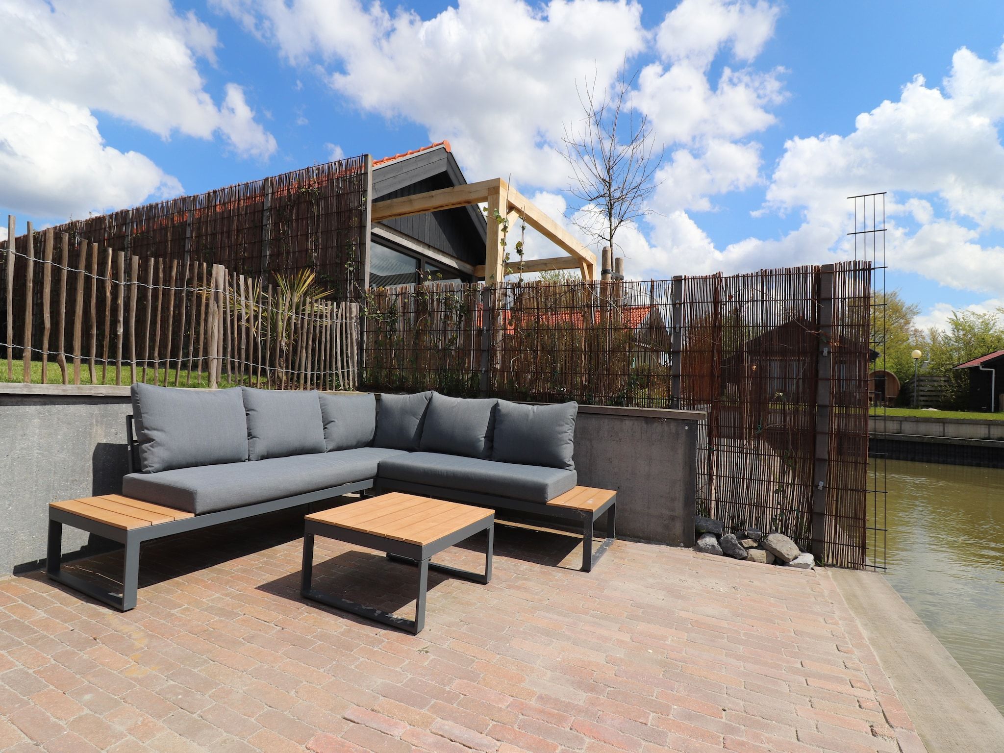 Het terras van Grote Siege 44 in Anjum