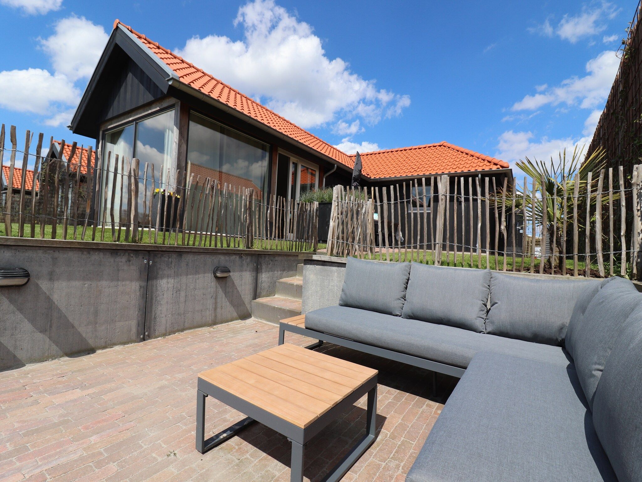 Het terras van Grote Siege 44 in Anjum