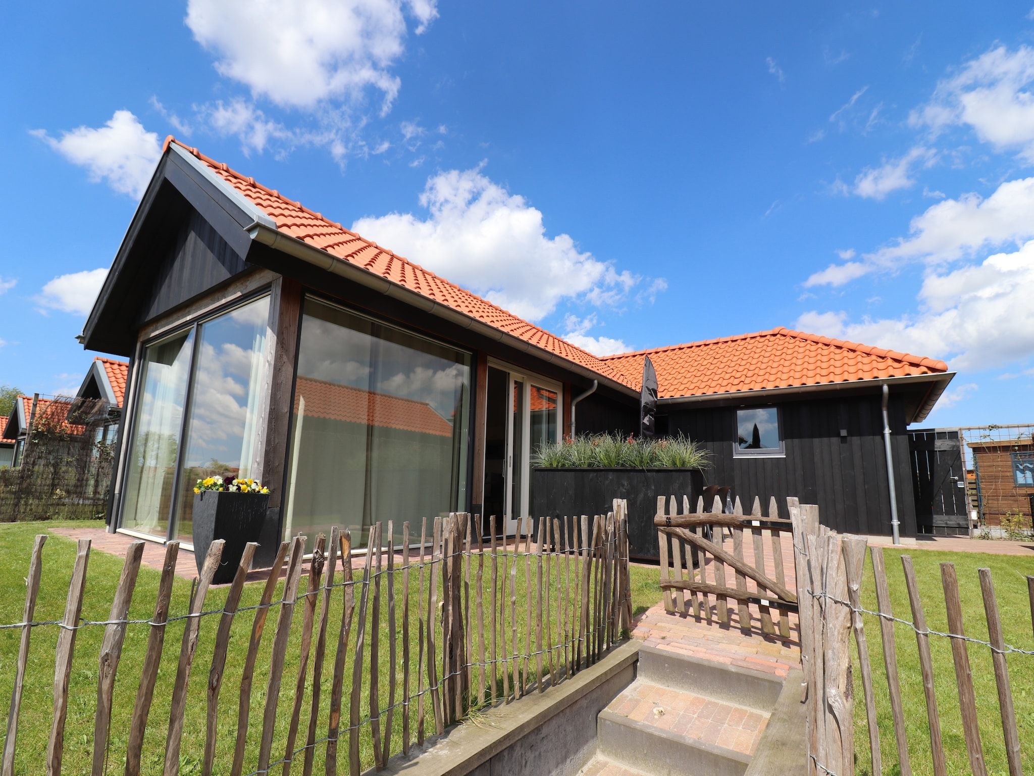 De buitenkant van Grote Siege 44 in Anjum