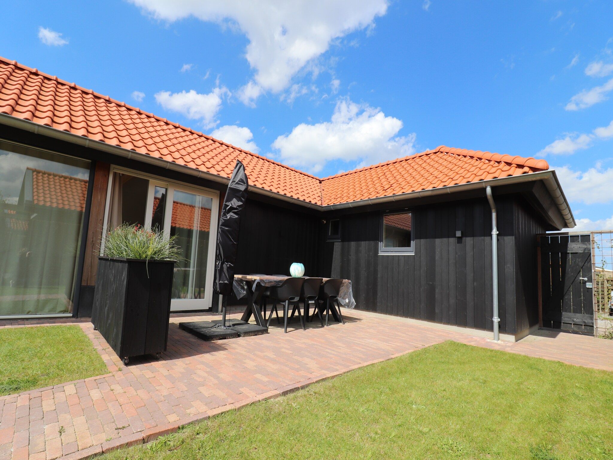 Het terras van Grote Siege 44 in Anjum