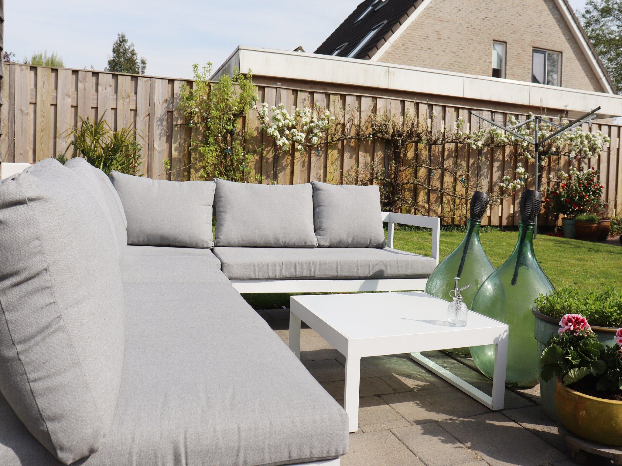 De tuin van Vakantiehuis in zonnig Grou in Gou