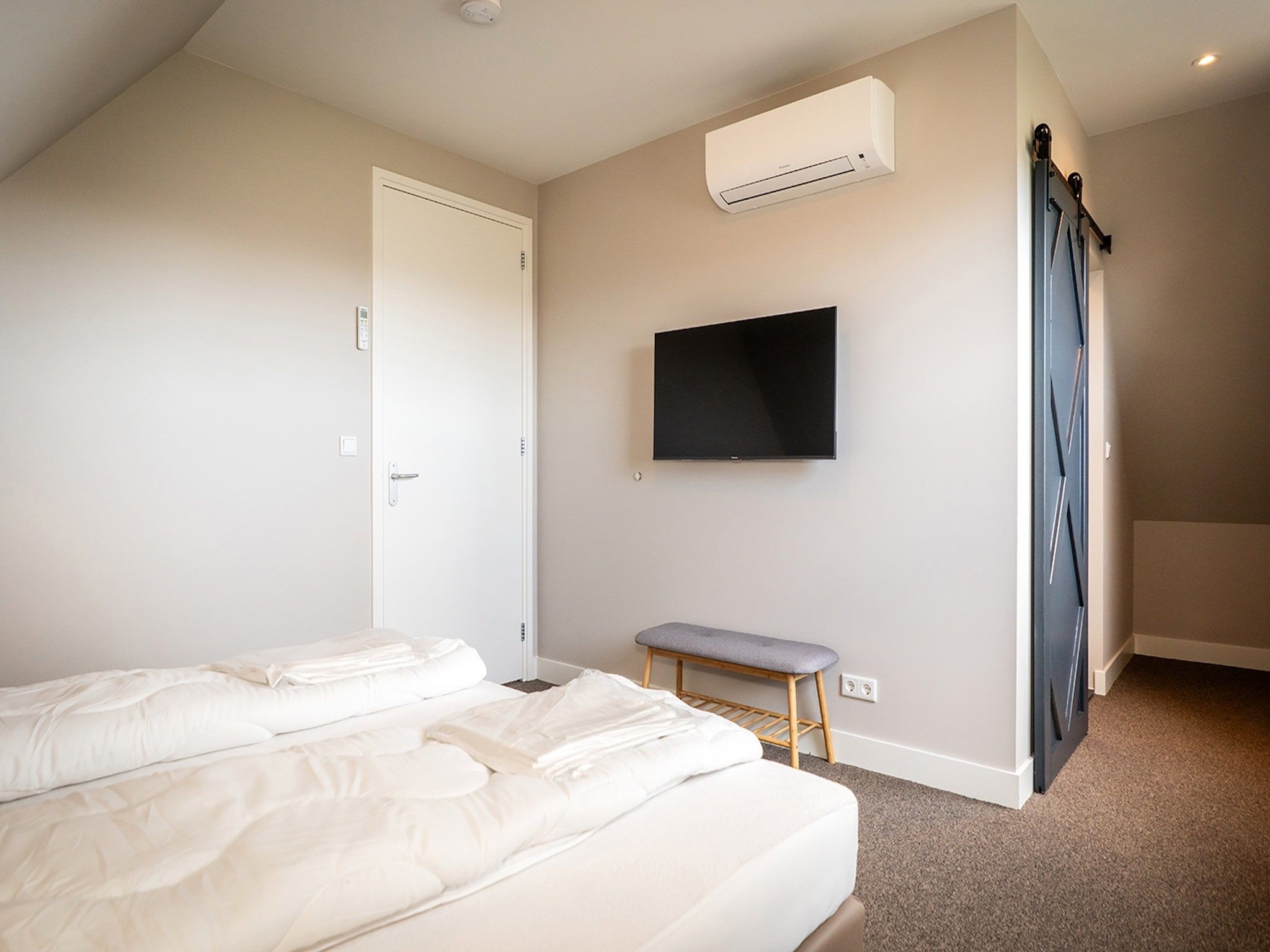 Een slaapkamer van Vakantiepark 't Eibernest Texel 8 in De Cocksdorp