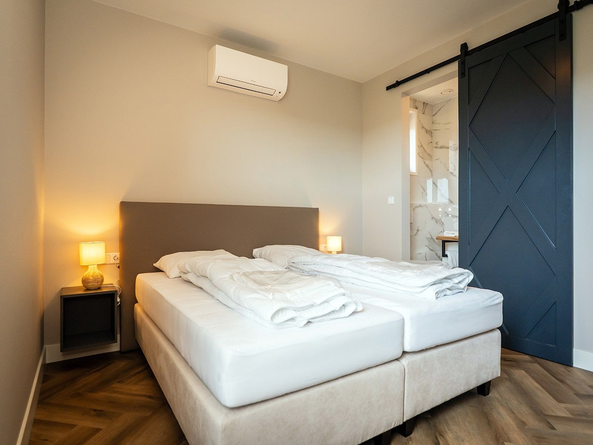 Een slaapkamer van Vakantiepark 't Eibernest Texel 8 in De Cocksdorp