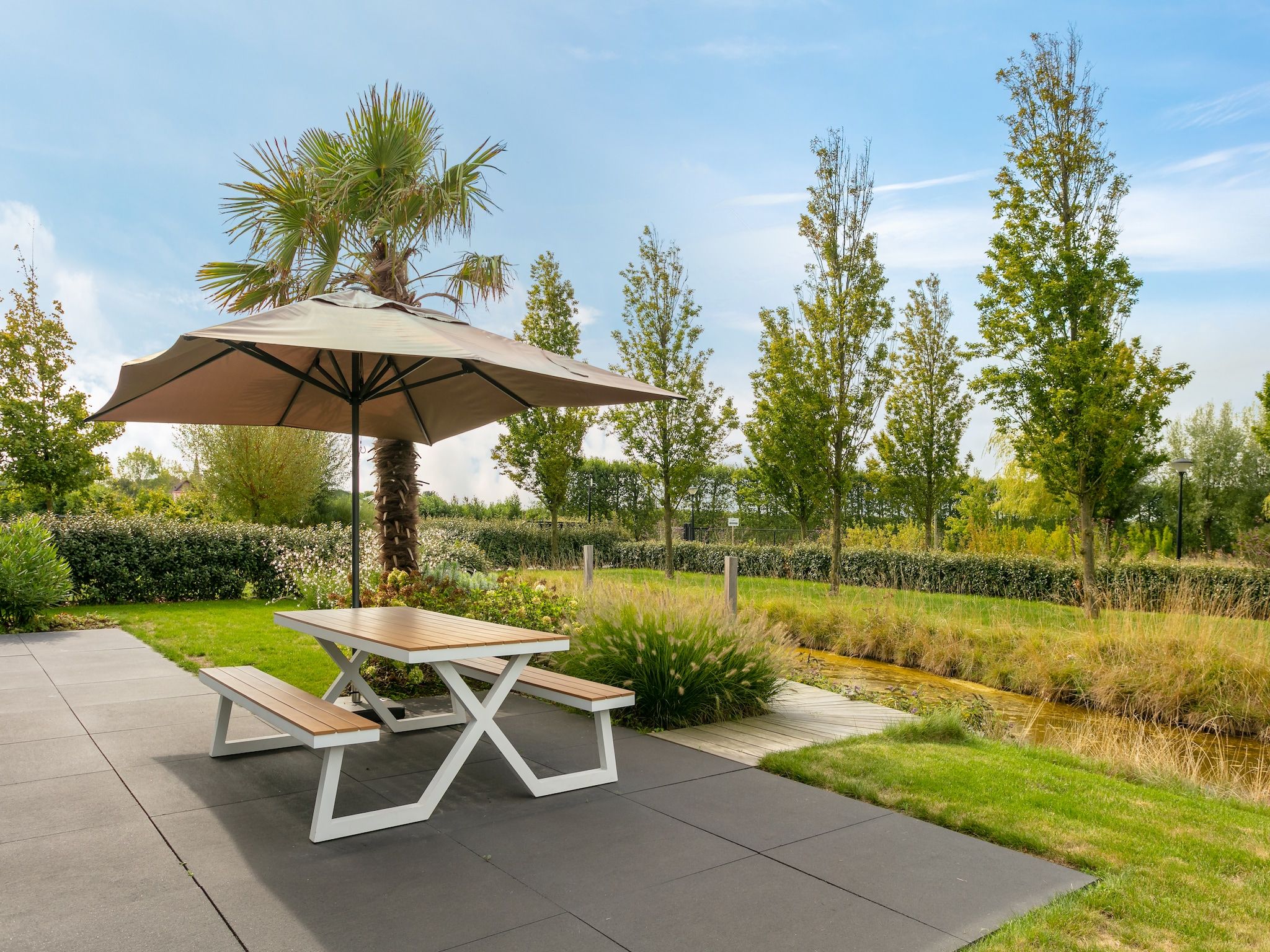 Het terras van Water Resort Oosterschelde 80 in Wemeldinge