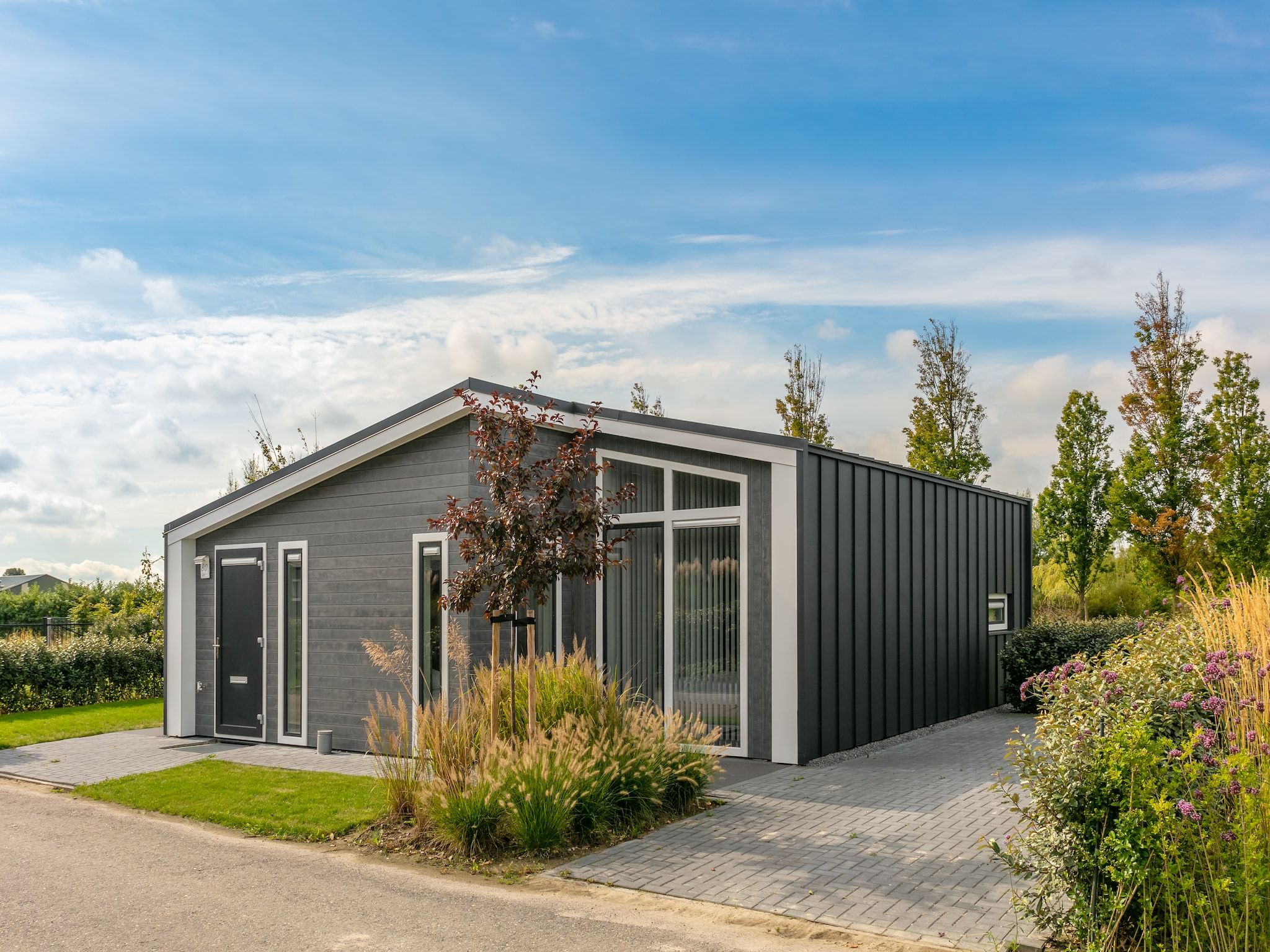 De buitenkant van Water Resort Oosterschelde 80 in Wemeldinge