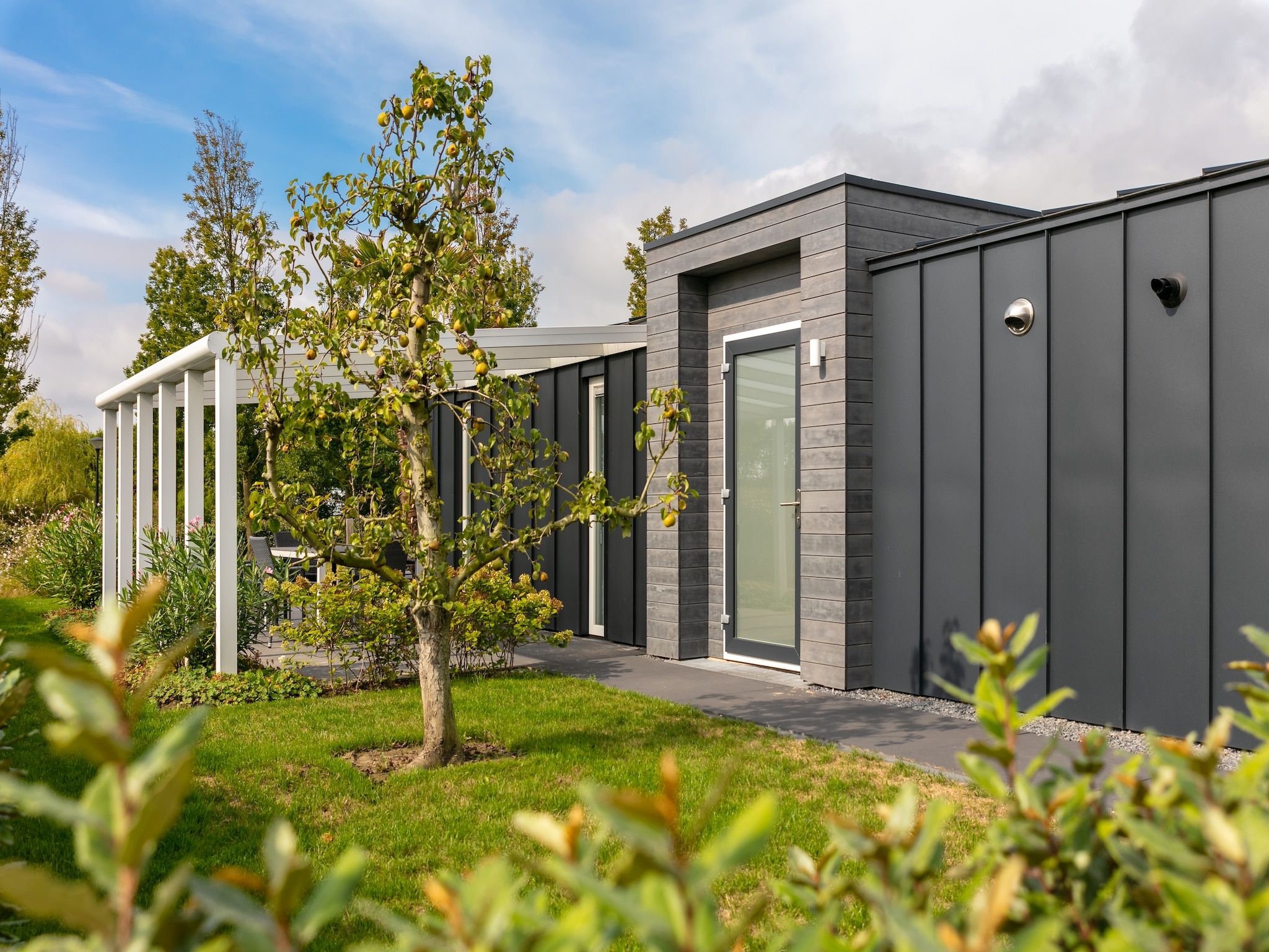 De tuin van Water Resort Oosterschelde 80 in Wemeldinge