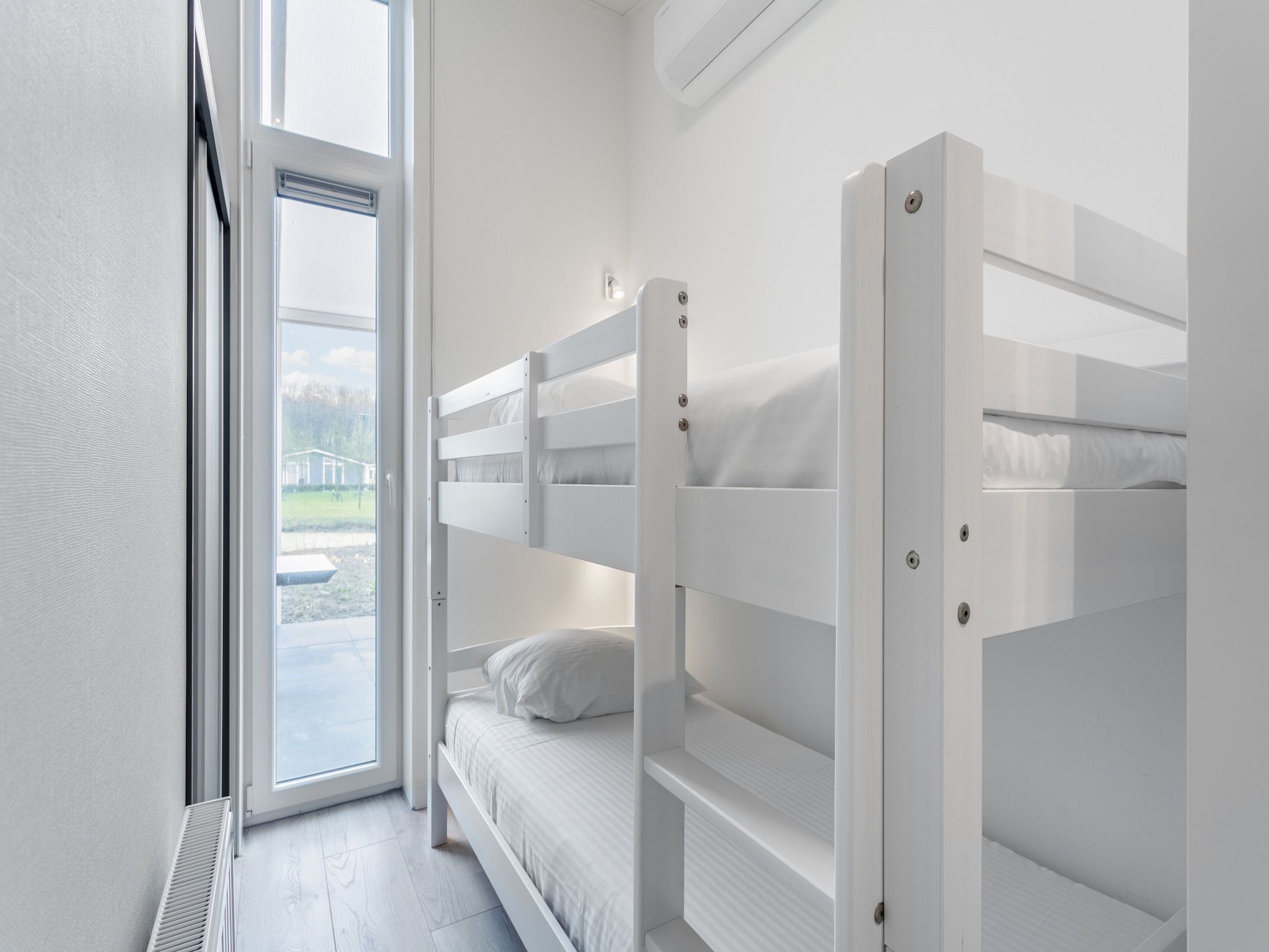 Een slaapkamer van Water Resort Oosterschelde 12 in Wemeldinge